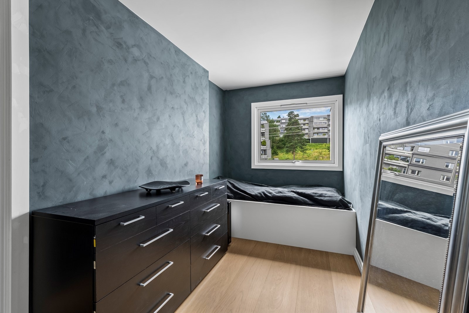 God plass til dobbeltseng og ønsket møblement. Galleribilde