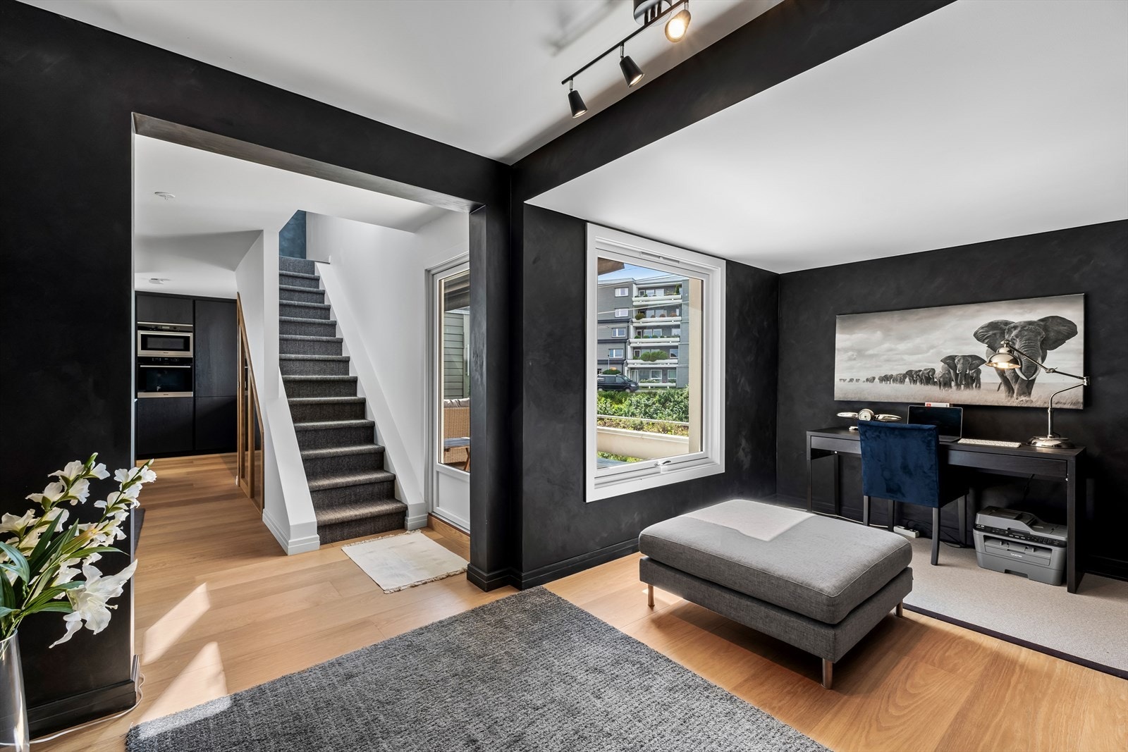 Mellom stue og entré ligger mellomstuen som i dag anvendes som kontor/bibliotek. Galleribilde