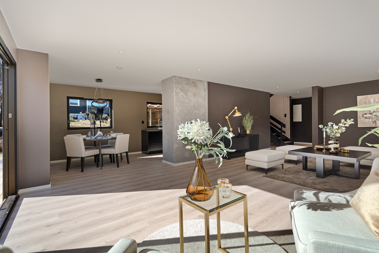 Den romslige stuen og spisestuen er preget av lys og luft, med plass til flere sittegrupper og spisebord Galleribilde