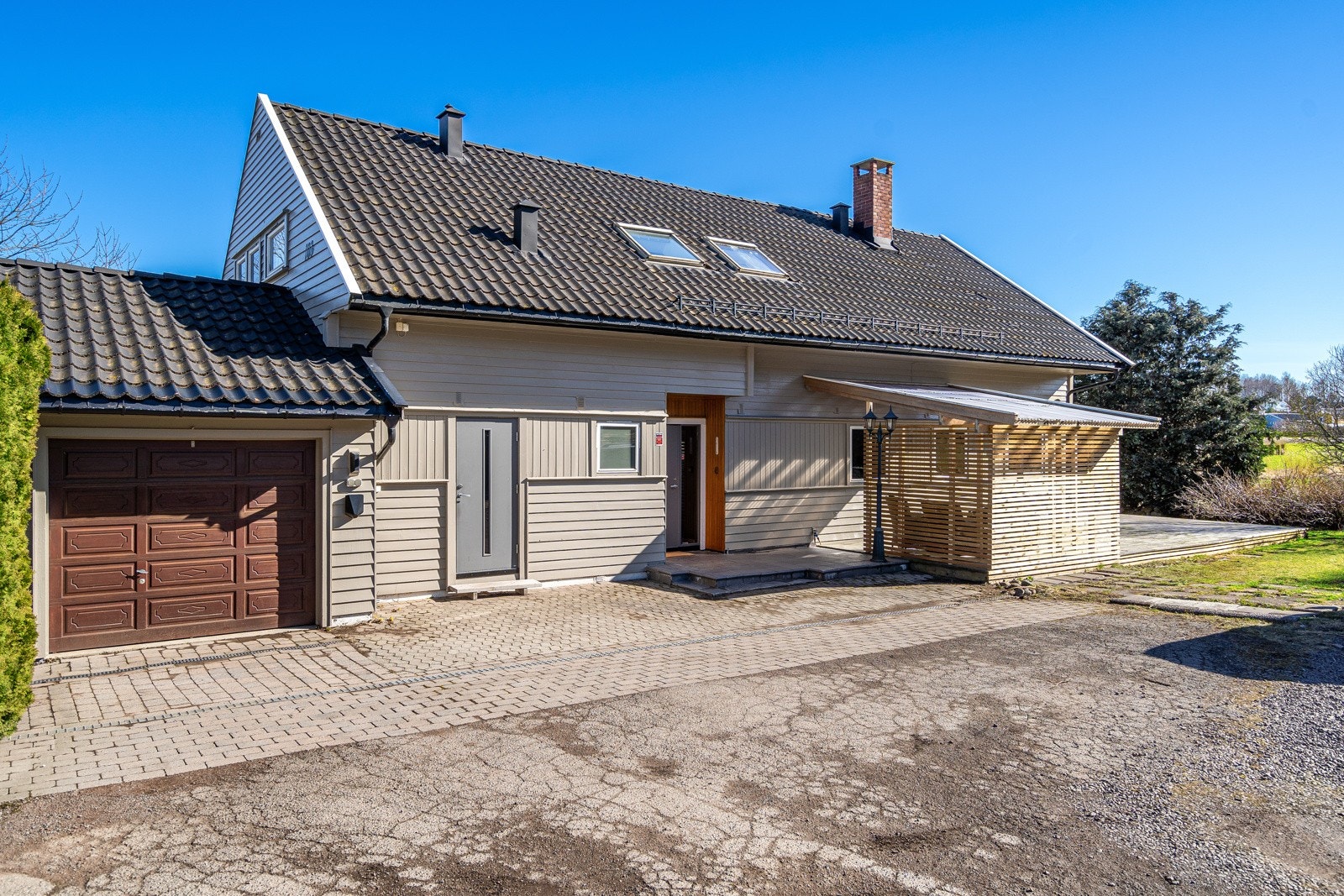 Boligen ligger på en stor, solrik tomt og har integrert garasje Galleribilde