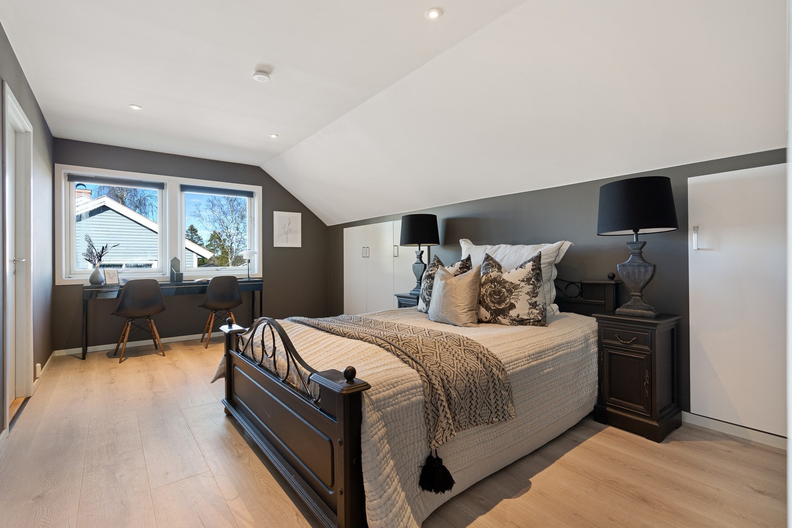 Boligen har fire soverom, hvorav tre ligger i 2. etasje. Hovedsoverommet har eget garderoberom og direkte adkomst til et romslig, flislagt bad Galleribilde