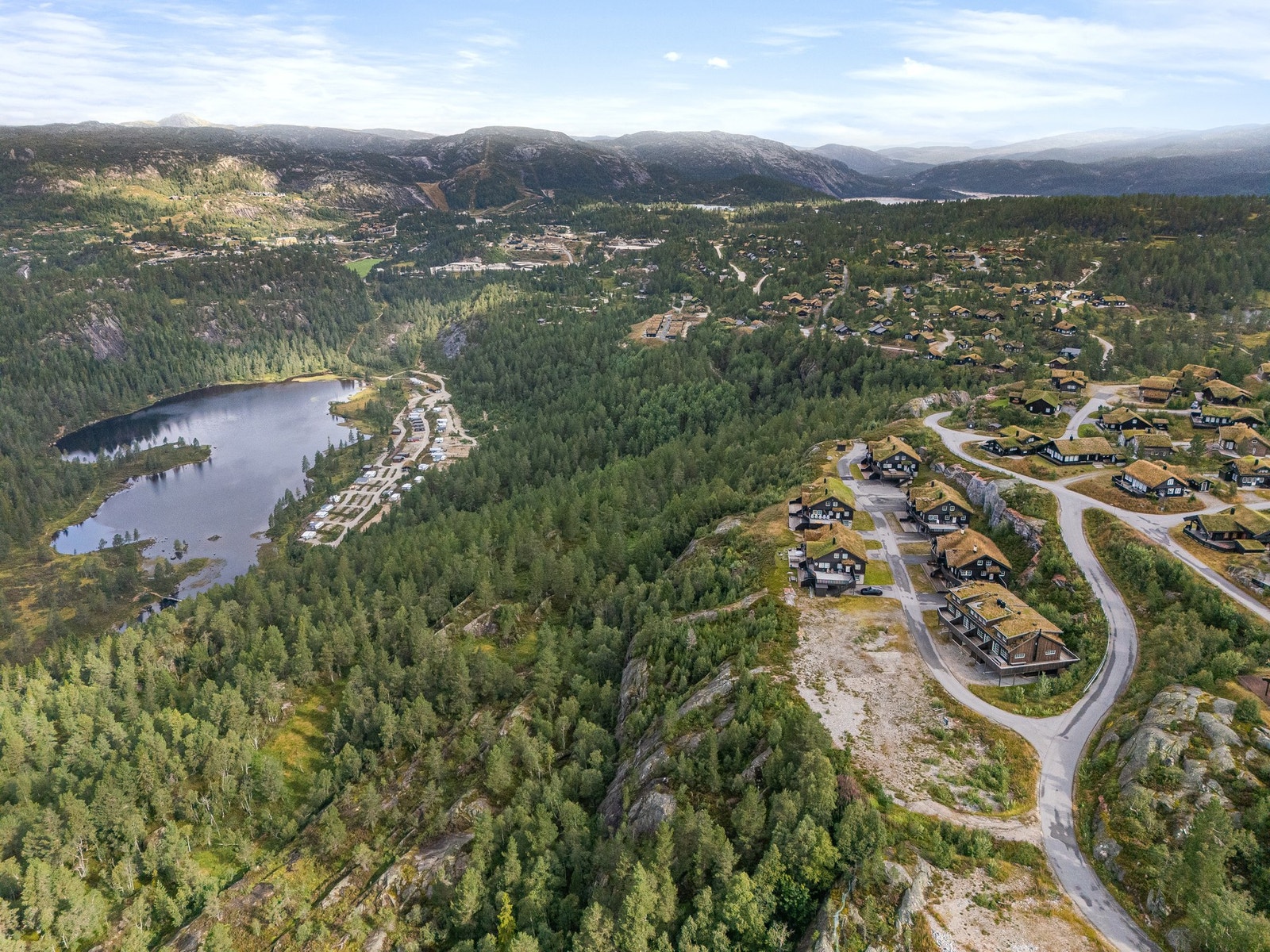 Dronefoto over hytteområde og området rundt Galleribilde