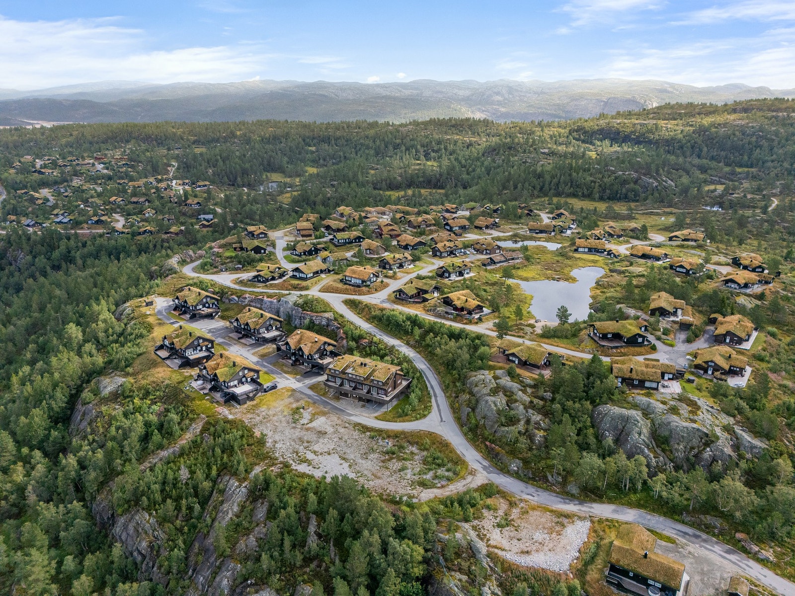 Dronefoto over hytteområdet og området rundt Galleribilde