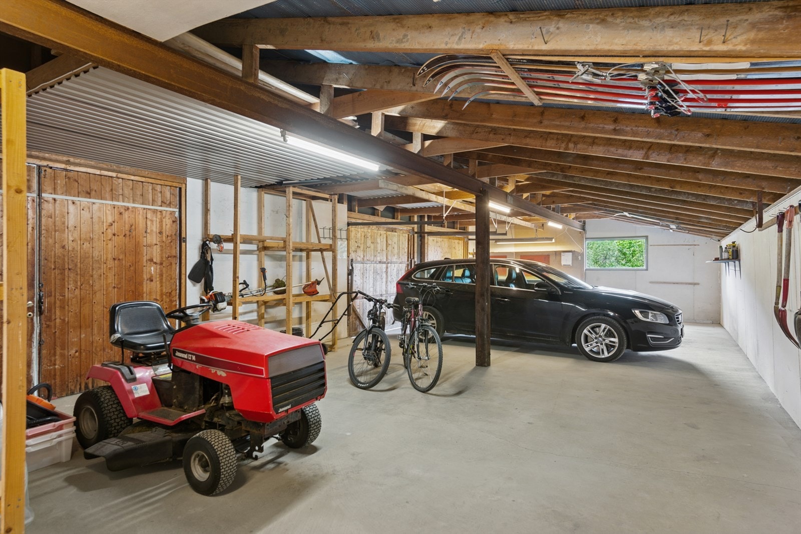 Garasjen gir plass til parkering av flere biler. Galleribilde