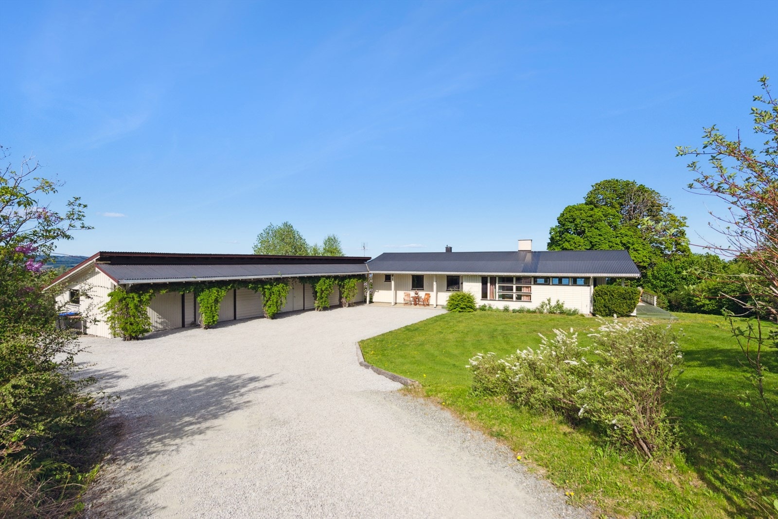 Eiendommen kan skilte med et stort gruslagt gårdsrom, rikelig med parkeringsplasser. Galleribilde