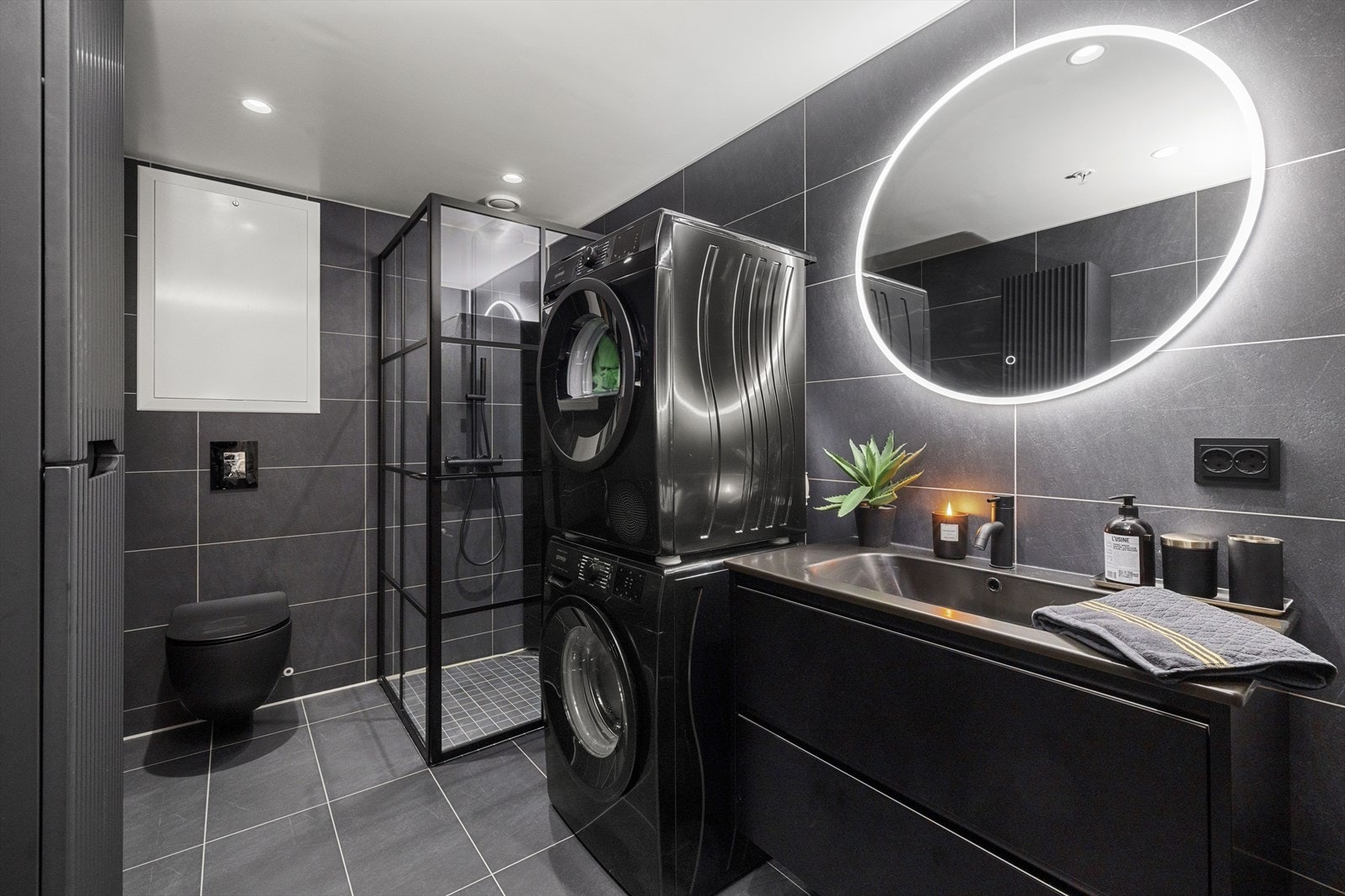 Baderommet i 2. etasje har opplegg for vaskemaskin og tørketrommel Galleribilde