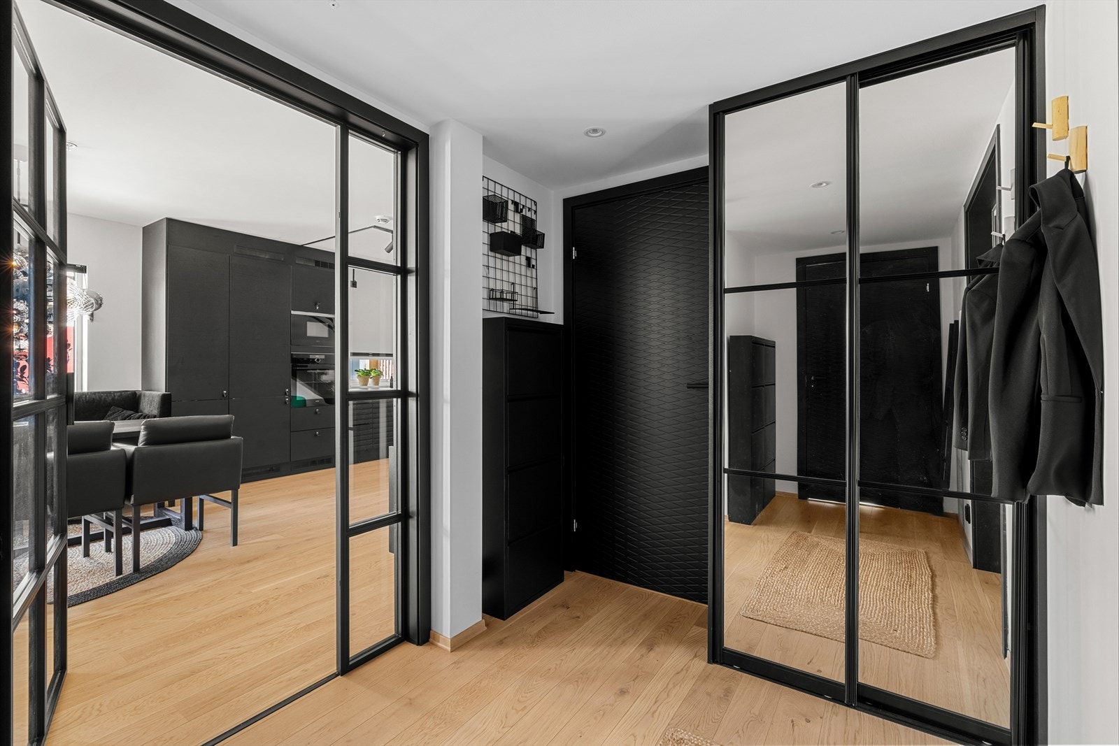 I entrè er det skyvedørsgarderobe med god oppbevarinsgplass samt dobbel glassdør med innramming i smijern Galleribilde