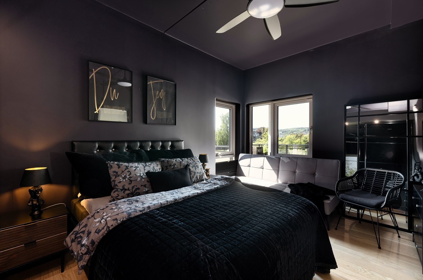 Det er to store soverom i denne boligen, ett i hver etasje Galleribilde