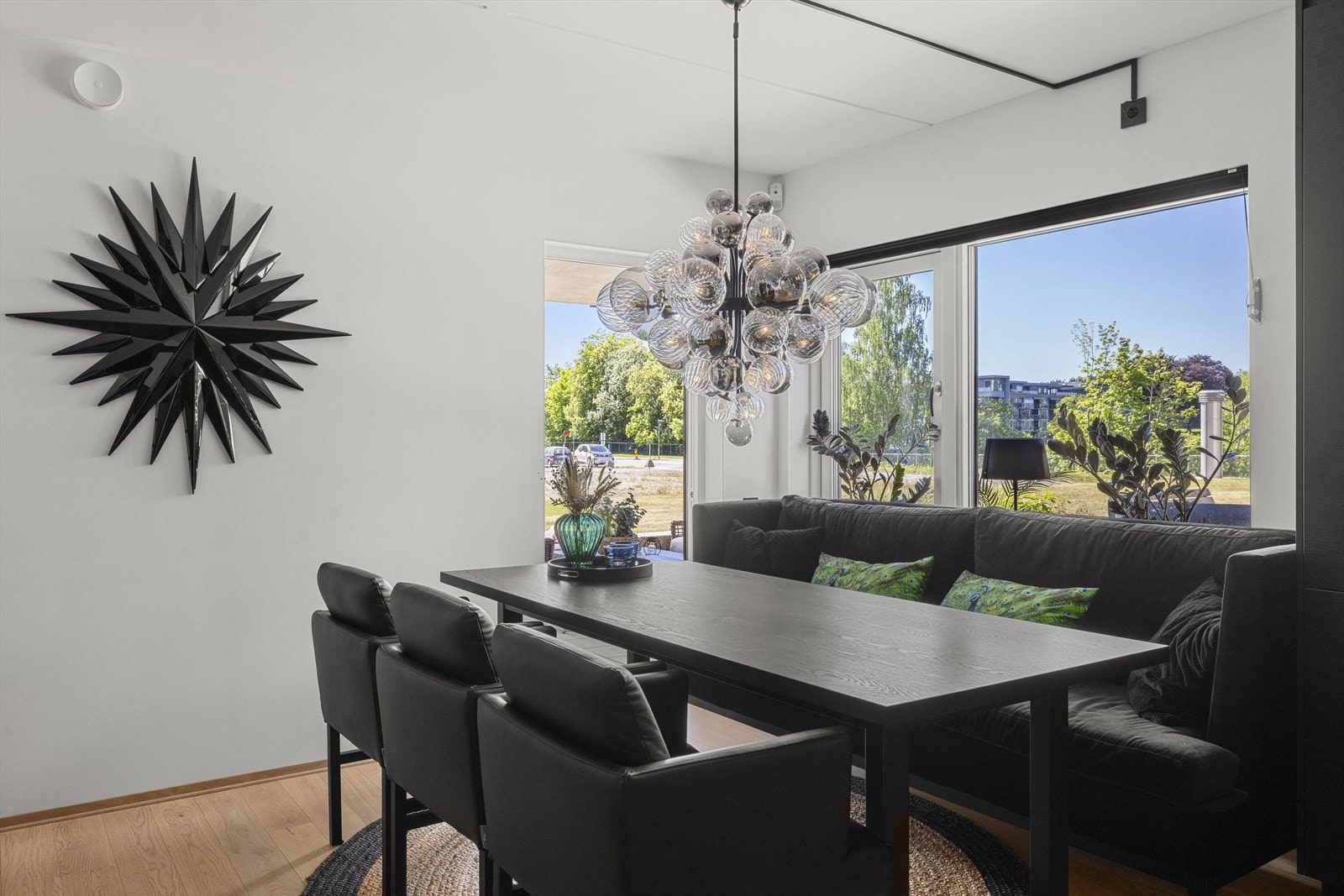 Boligen er vesentlig påkostet utover original standard, og fremstår som særdeles innbydende og gjennomført Galleribilde