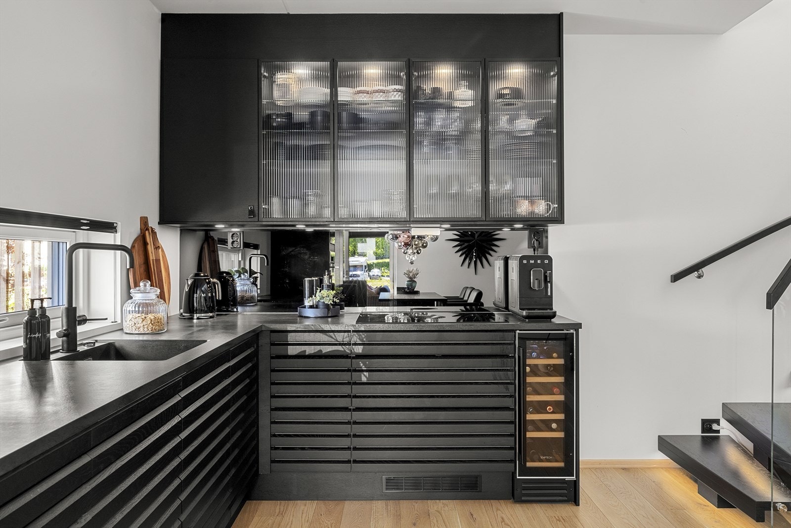 Innredning fra Sigdal i sort eik med slette og profilerte fronter, med sorte detaljer Galleribilde