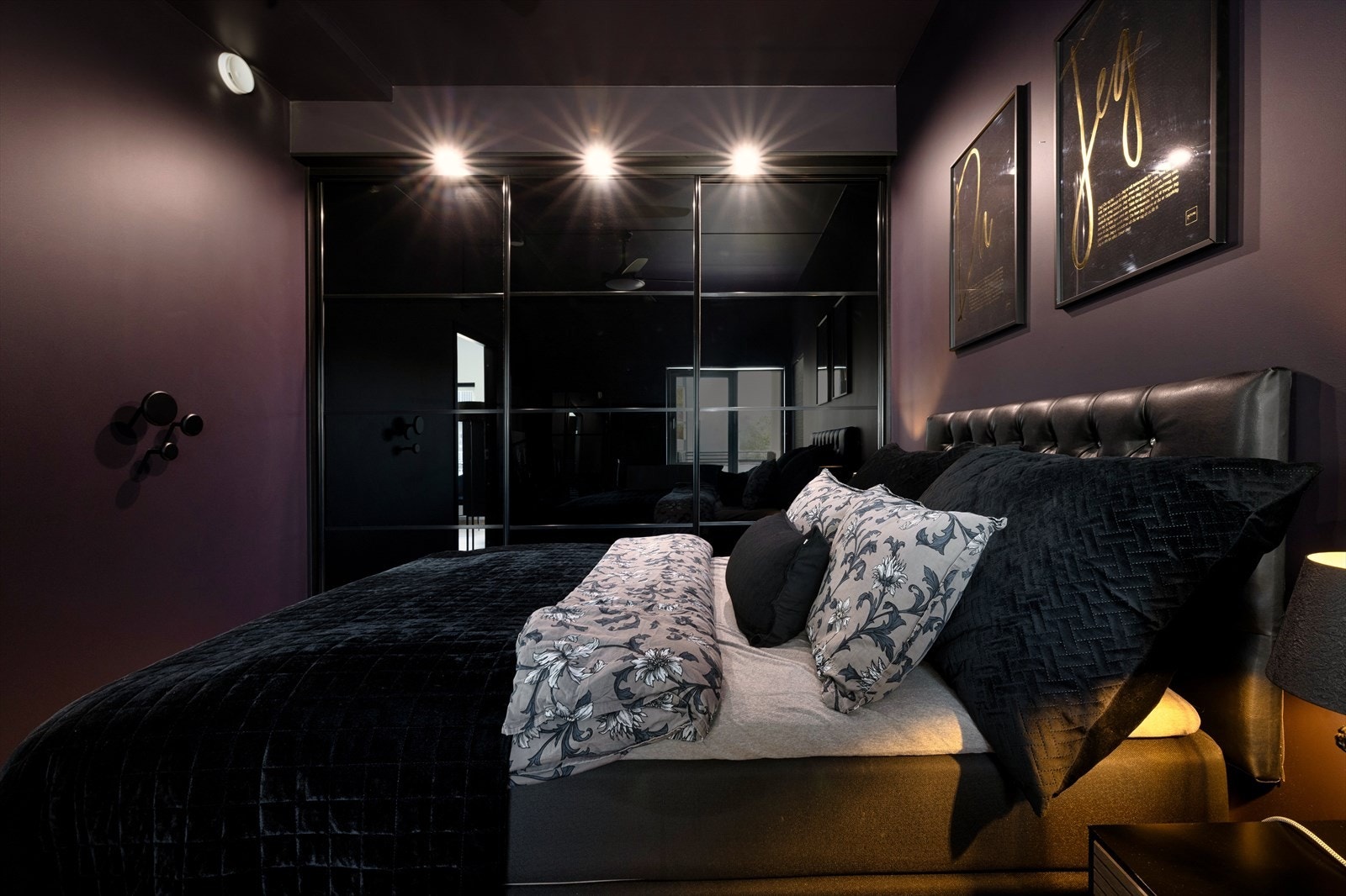 Begge soverommene har god plass til dobbeltseng og er innredet med skyvedørsgarderobe Galleribilde