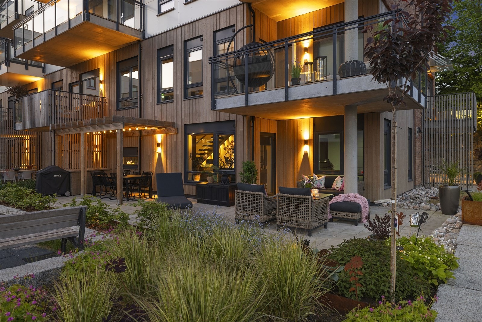 Velkommen til Klosterhagen 29A! Denne lekre "townhouse"-boligen ligger i bygget Lykke på Klosterøya Vest - leiligheten ligger på enden mot syd og går over to etasjer Galleribilde