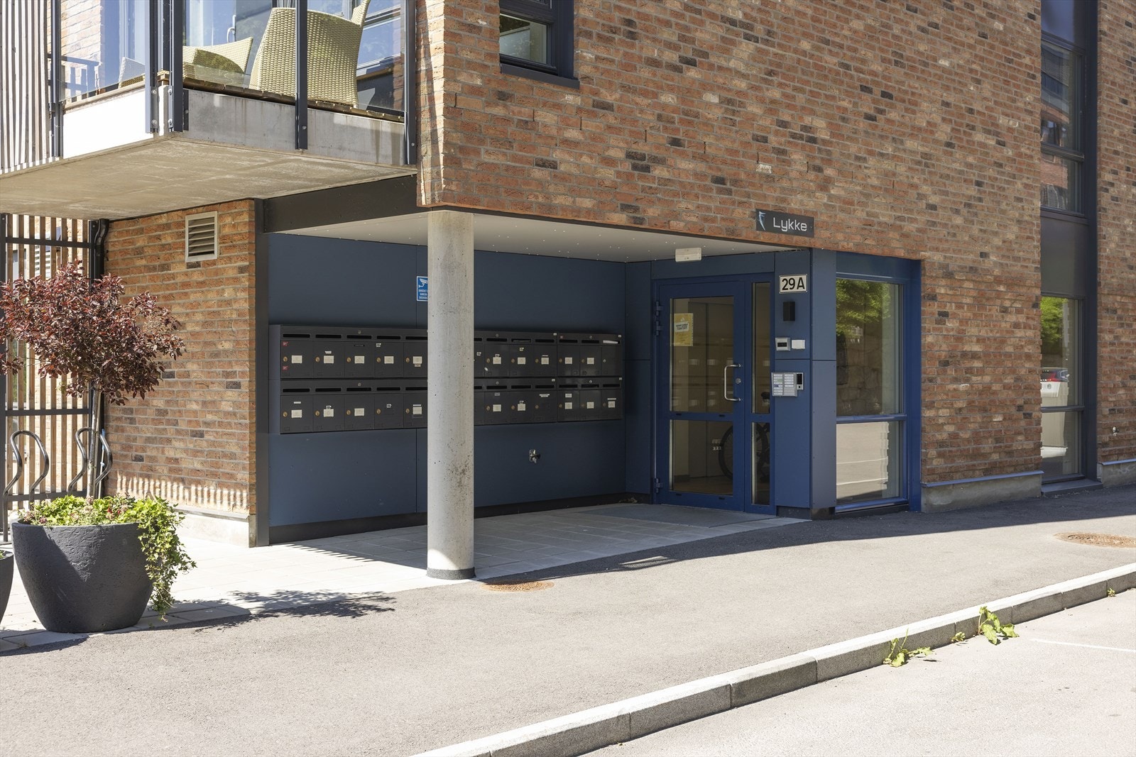 Leiligheten har felles inngang til egen inngangsdør med heis ned til garasje og bod - leiligheten har livsløpsstandard med alle fasiliteter i 1.etasje i tillegg til soverom, stue og bad i 2.etasje Galleribilde