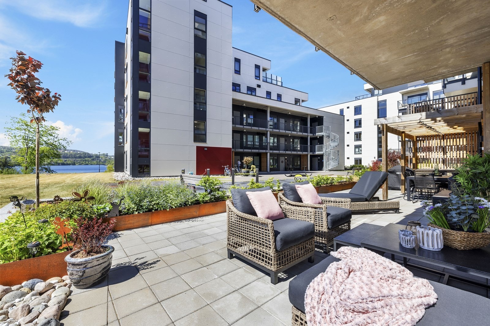 Mellom byggene er det etablert indre gårdsmiljø med oppholdsområder Galleribilde