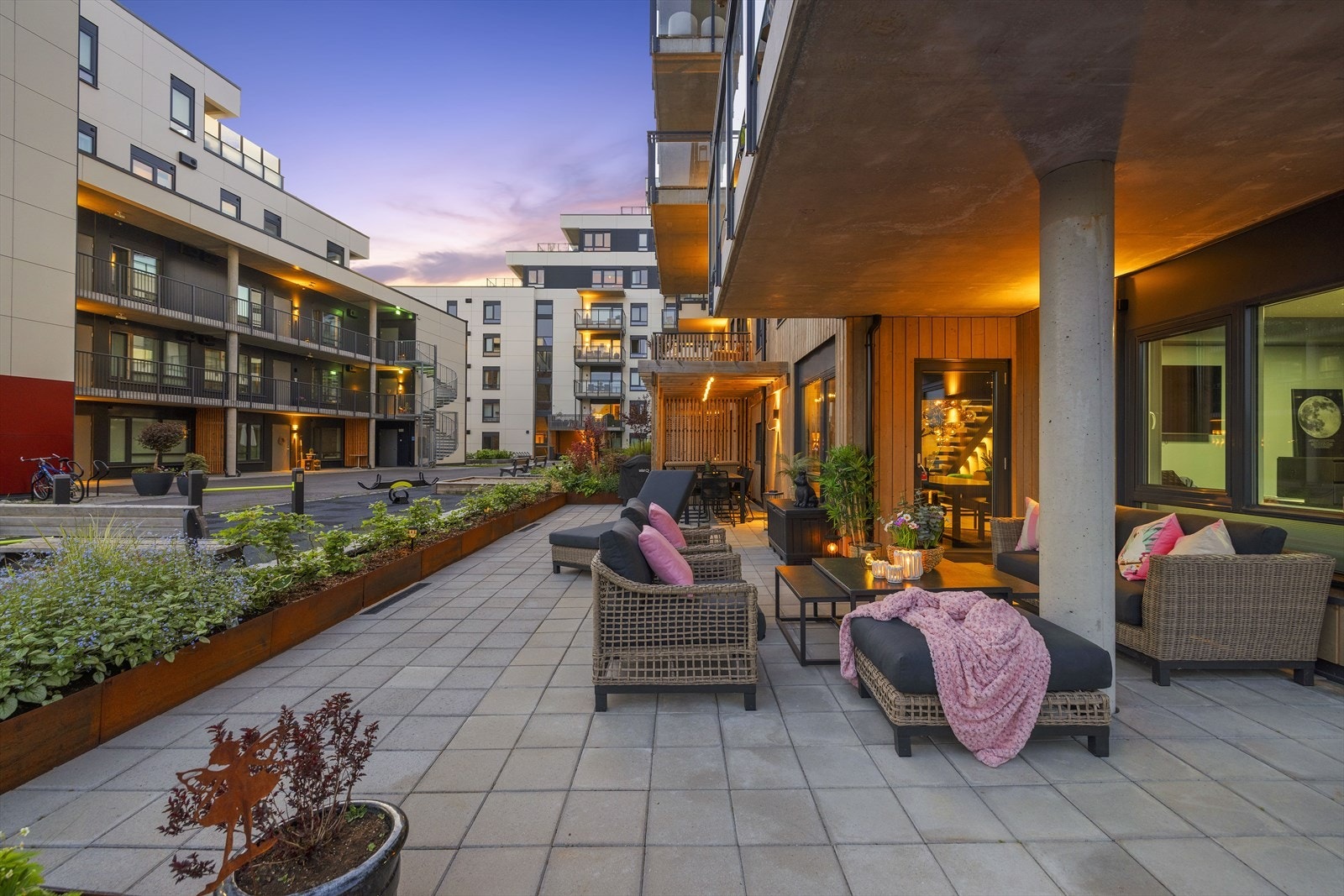 Det er etablert plantekasser som er rikt beplantet med vakre blomsterbed, prydbusker samt hekk Galleribilde