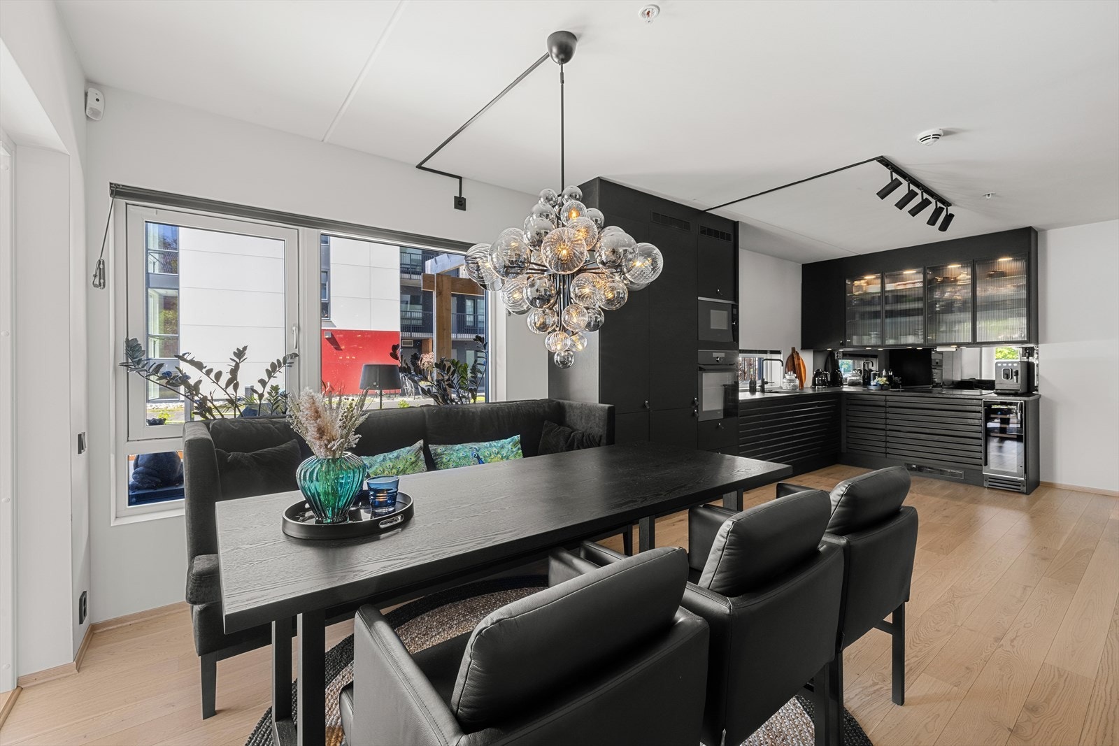 Det er god plass til stort spisebord Galleribilde