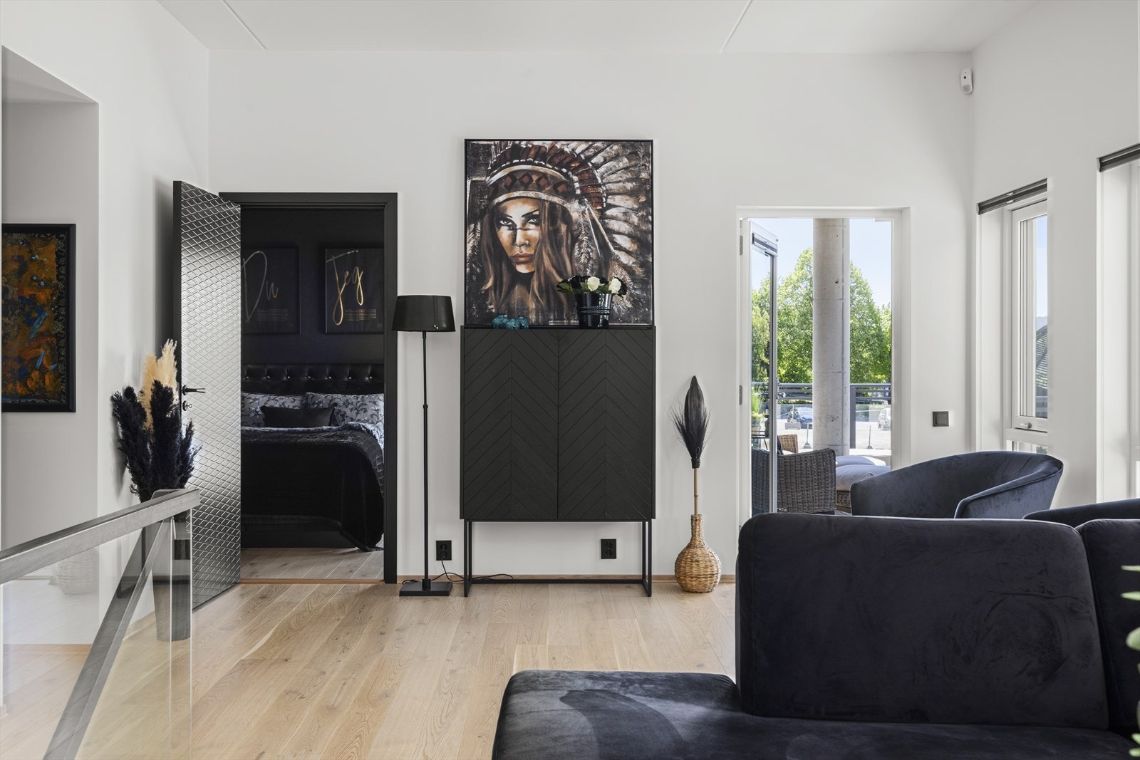 Fra stuen er det utgang til solrik veranda med plass til loungegruppe Galleribilde