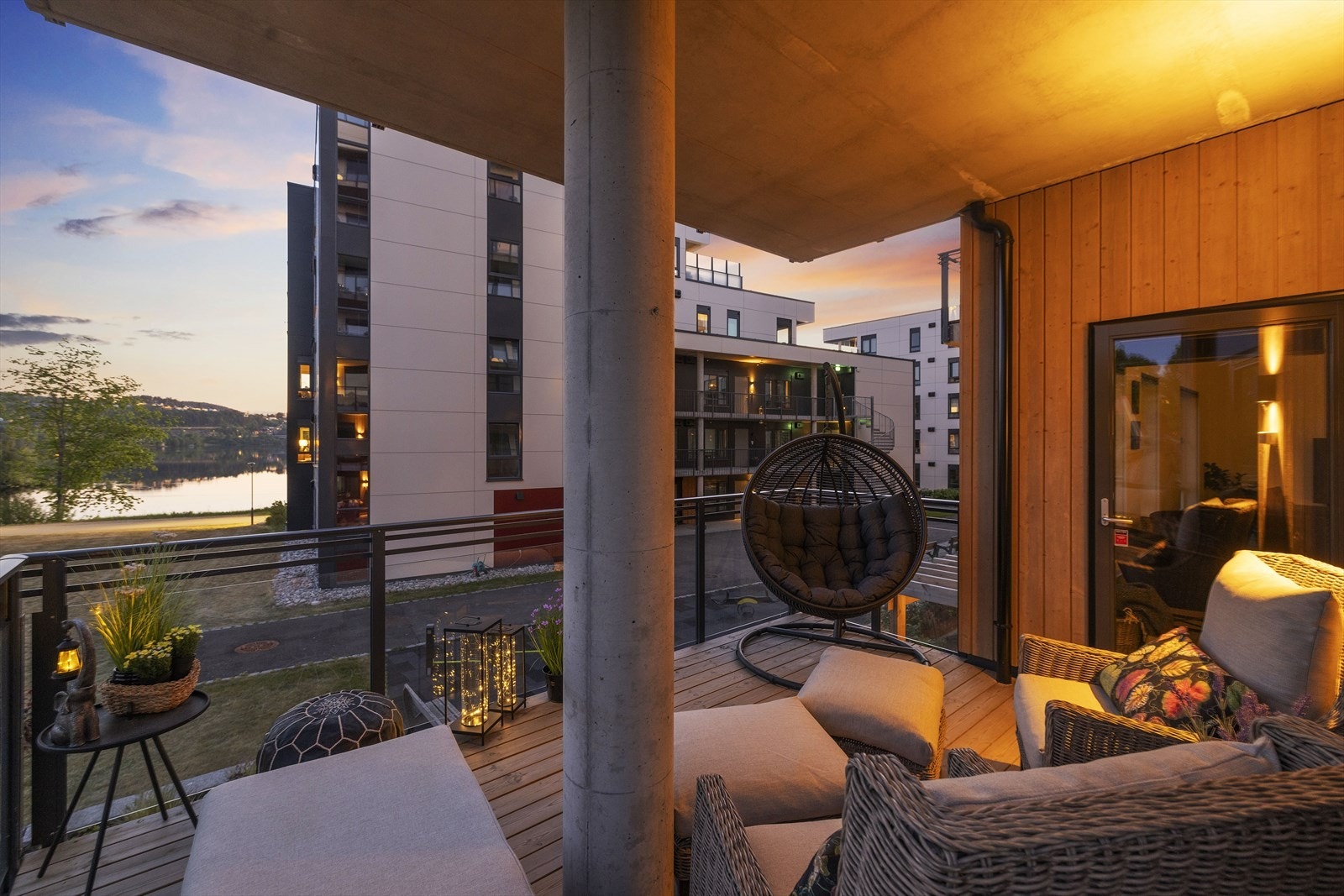 Utenfor stuen i 2.etasje er det en solrik sydvestvendt veranda med god plass til loungemøbler Galleribilde