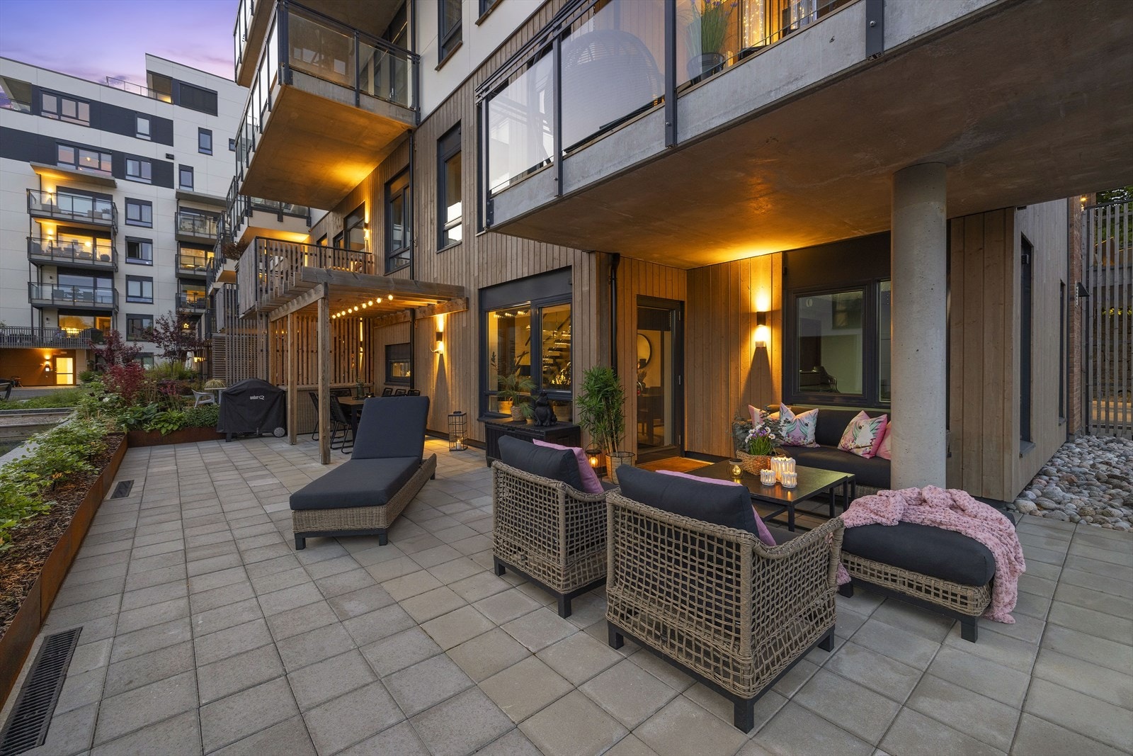 Det er god plass til flere sittegrupper samt solstoler på denne hyggelige terrasse Galleribilde