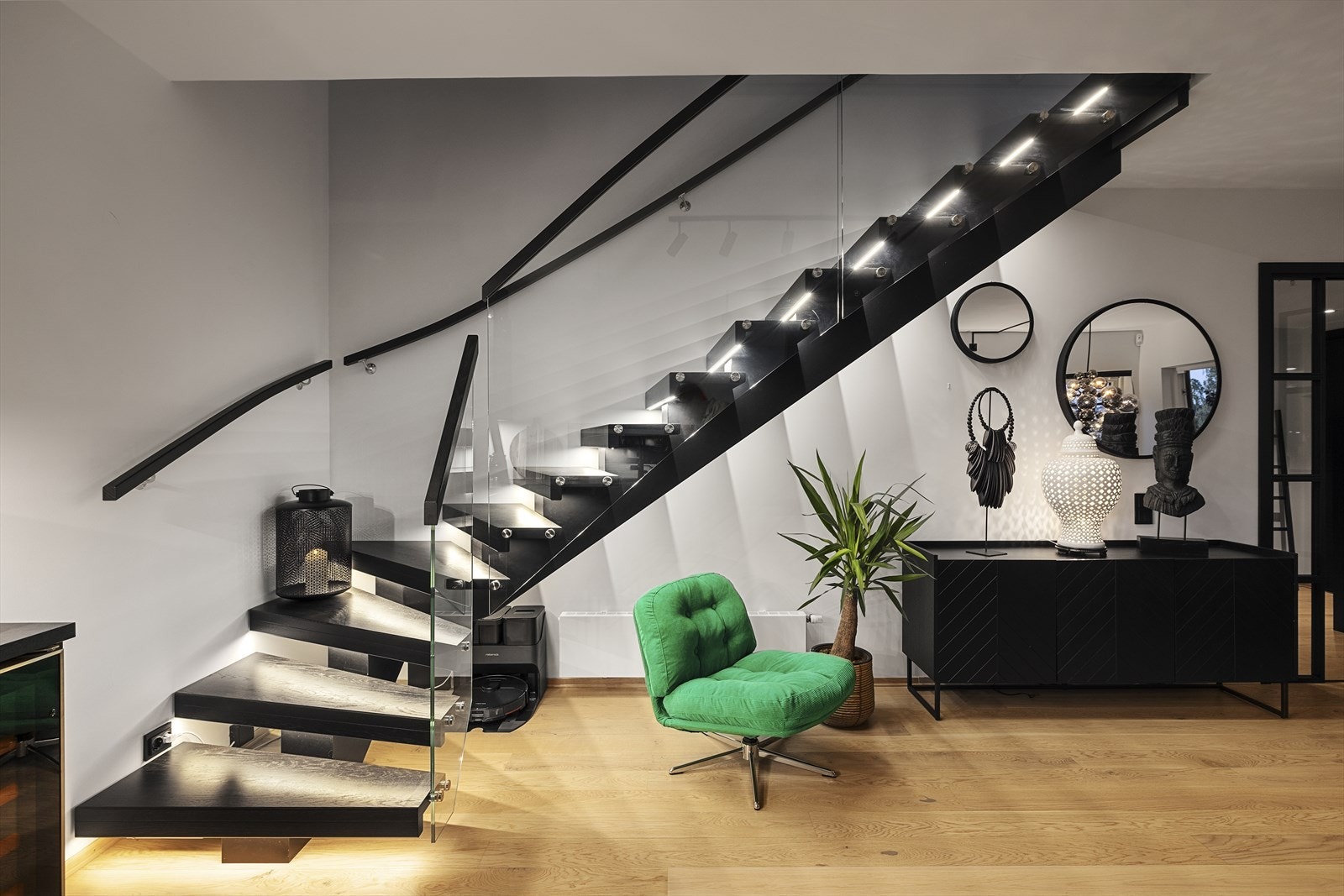 Fra spisestue/kjøkken er det oppgang til boligens 2. etasje Galleribilde