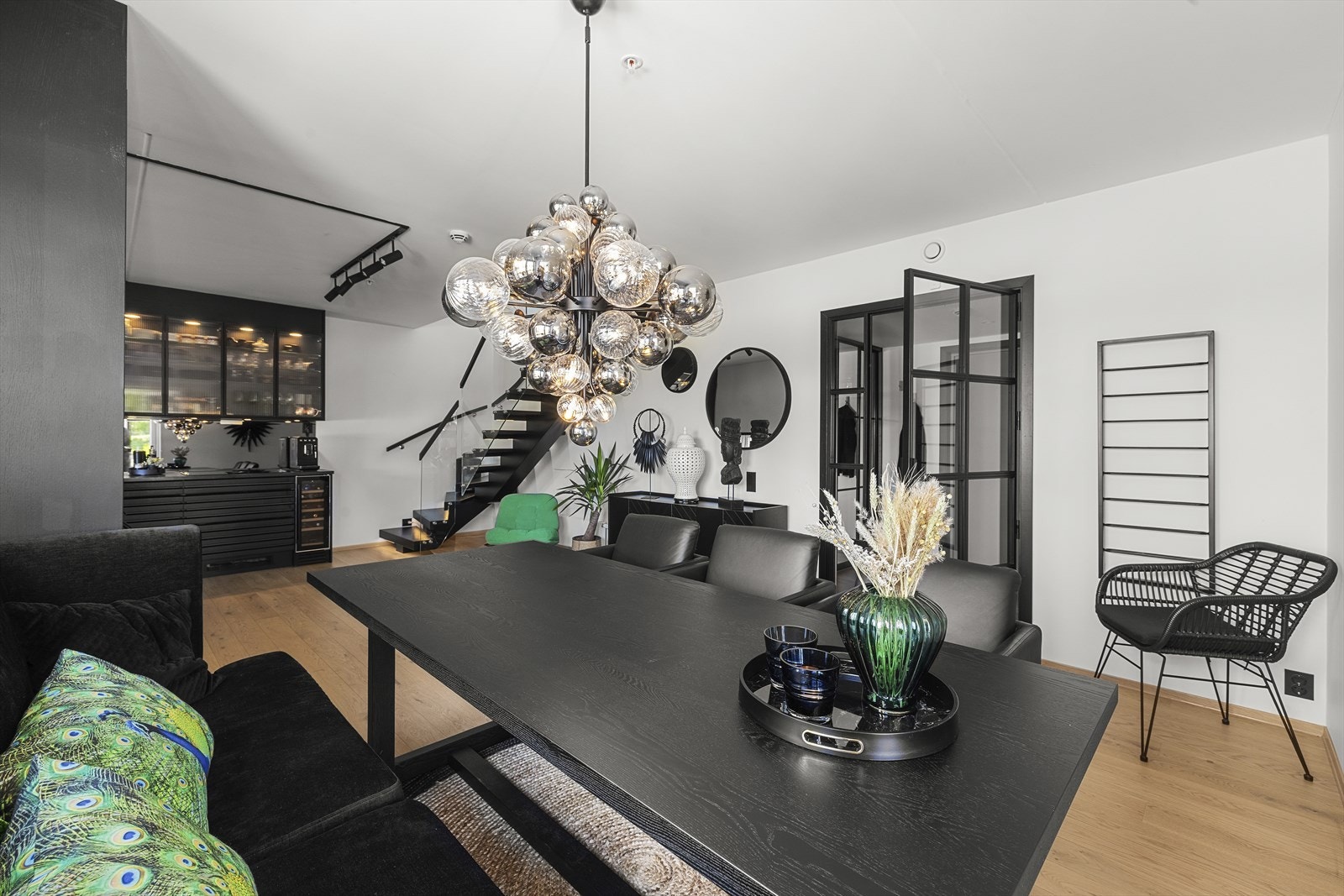 Denne praktfulle leiligheten har en hyggelig spisestue med åpen løsning til kjøkken Galleribilde