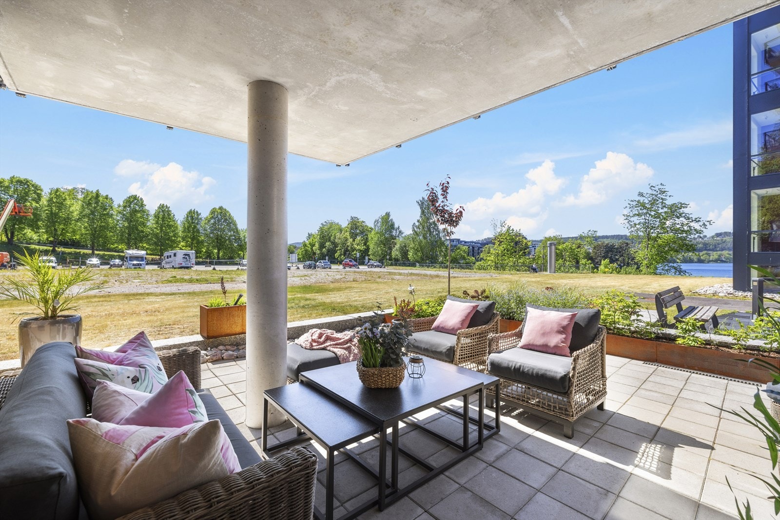 Fra sydvestvendt steinsatt terrasse samt veranda i boligens 2.etasje, er det nydelige sol- og utsiktsforhold mot Klosterfoss og Hjellevannet Galleribilde