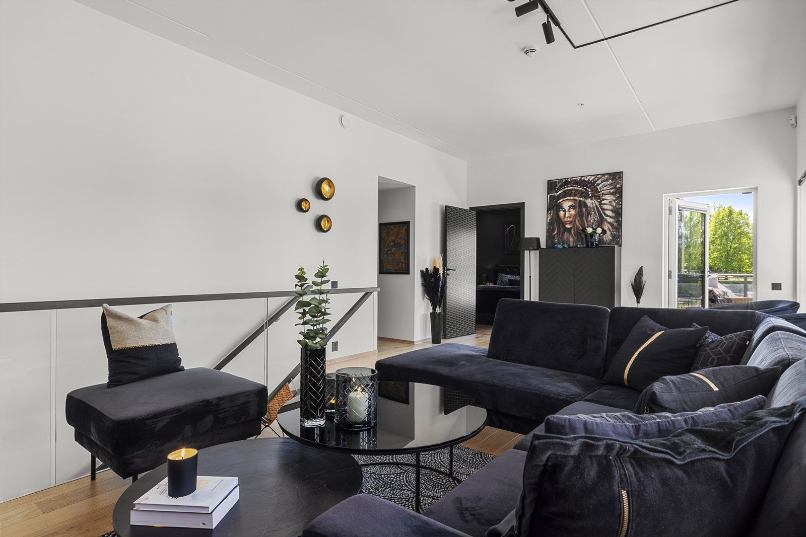 Det er videre inngang til soverom, bad/vaskerom og bod Galleribilde