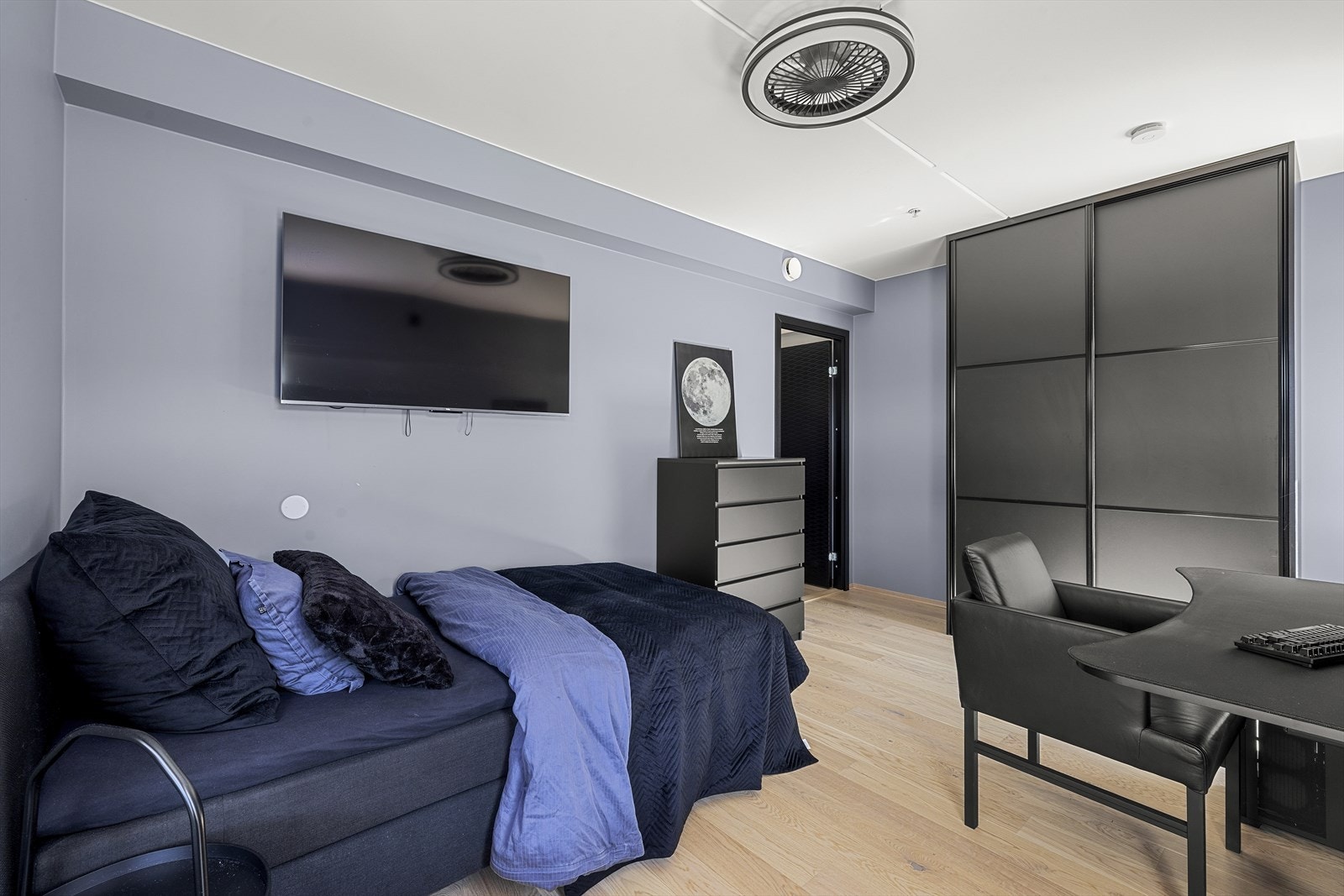 Dette soverommet er i utgangspunktet to soverom som er slått i sammen til ett. Det er vinduer i hver ende av rommet slik at man med enkle grep kan sette opp en vegg og få totalt tre soverom i leiligheten - to soverom i 1.etasje og ett soverom i 2.etasje Galleribilde