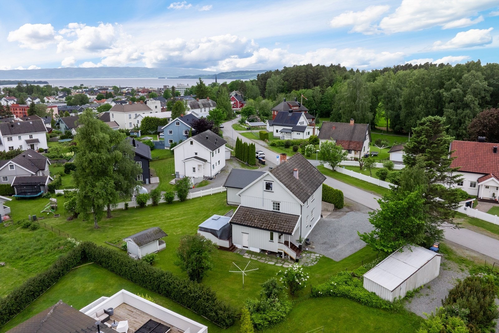 Eiendommen har en fin og sentral beliggenhet like ved Ankerskogen - Hamars grønne lunge. Svært barnevennlig område med kort gangavstand til flere barnehager og skoler! Galleribilde