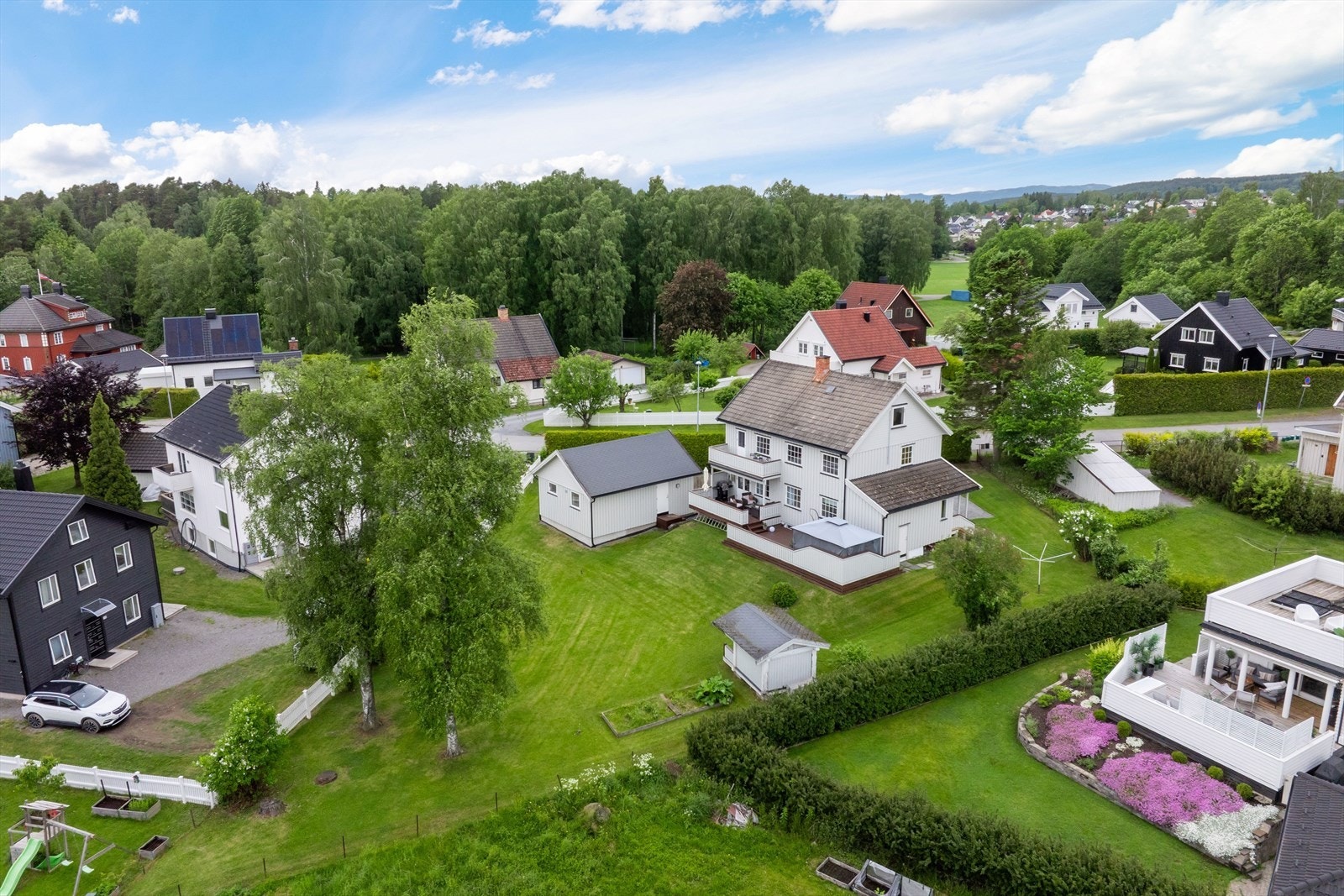 Området er også sentralt med kun ca. 1 km til Hamar sentrum og alle byfasiliteter. Galleribilde