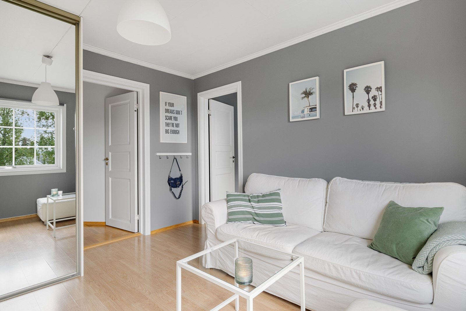 Rommet har god oppbevaringsplass i plassbygget skyvedørsgarderobe med speildører. Galleribilde