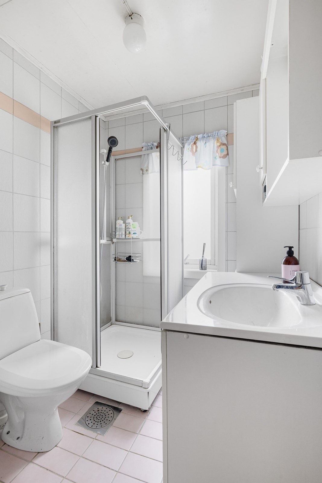 Baderommet til hybelleiligheten ligger i boligens 2. etasje. Lyst flislagt baderom som er utstyrt med servantinnredning, dusjkabinett og gulvstående toalett. Baderommet har fått TG3 og har behov for totalrenovering. Galleribilde