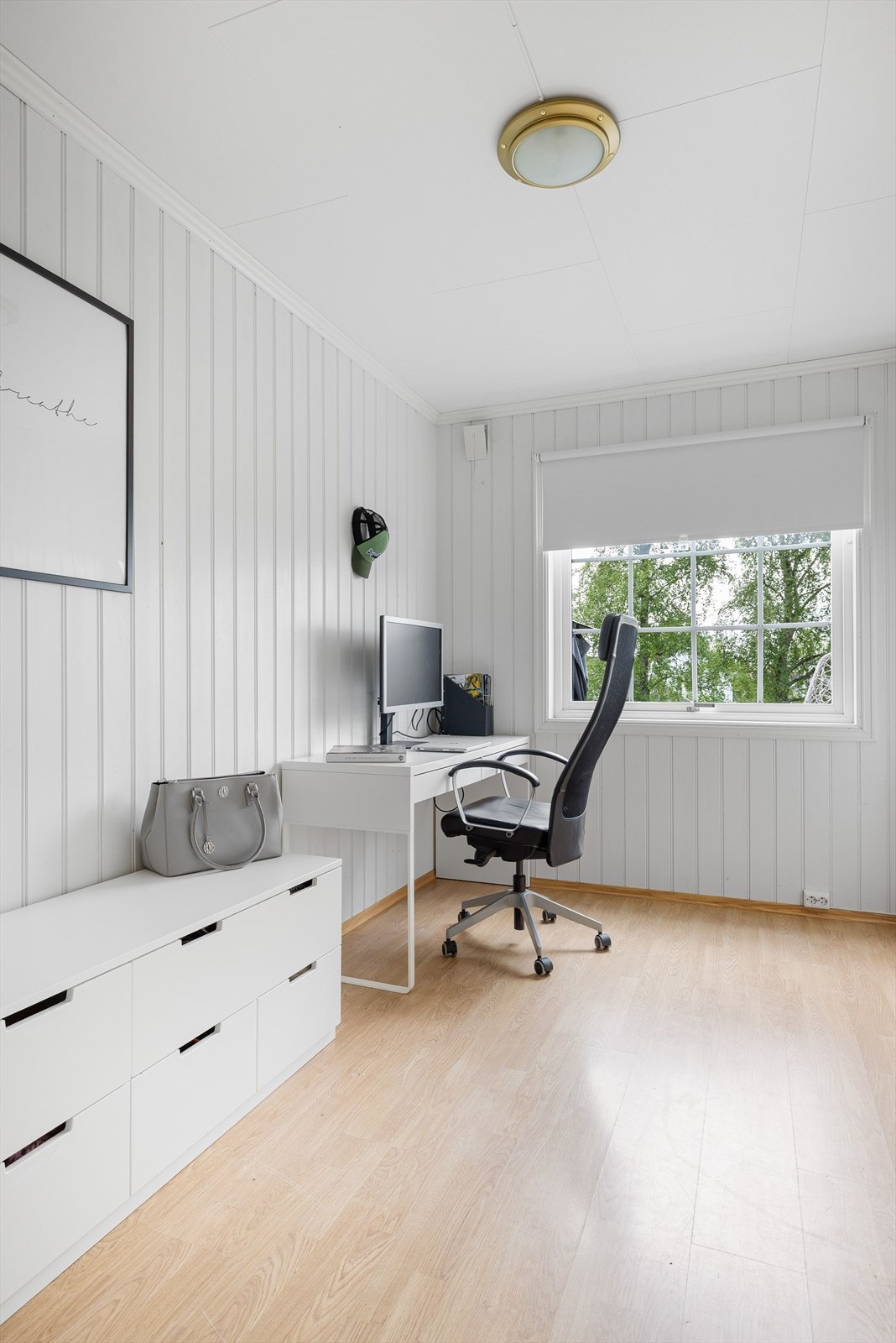 Soverom 1 har adkomst fra gang/trapperom, og er et lyst og fint rom som i dag er innredet som et kontor. Galleribilde