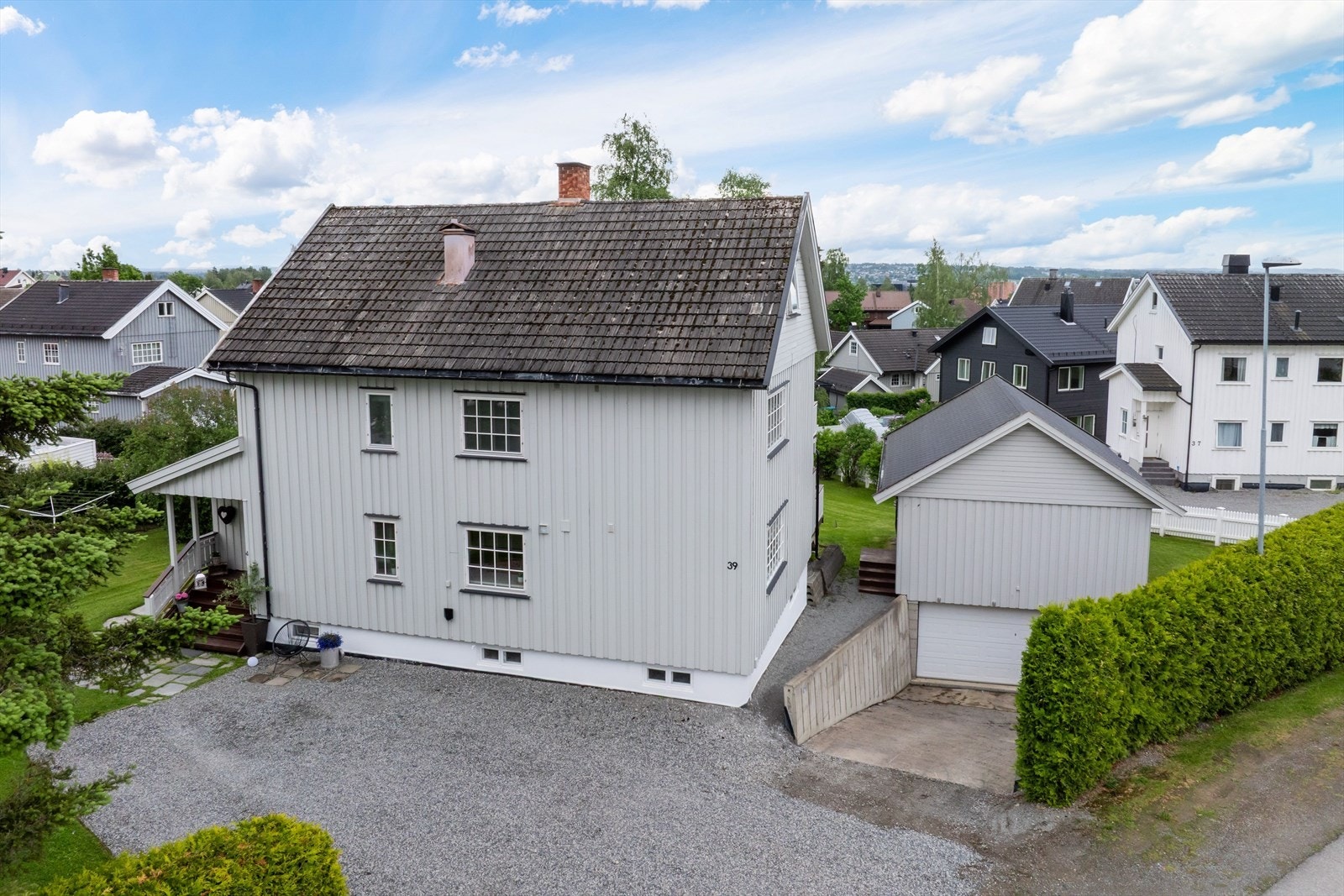 Eiendommen er også bebygd med garasje/kontor fra 2009 som består av dobbeltgarasje i underetasjen, og kontor med kjøkken og bad i 1. etasje. Galleribilde