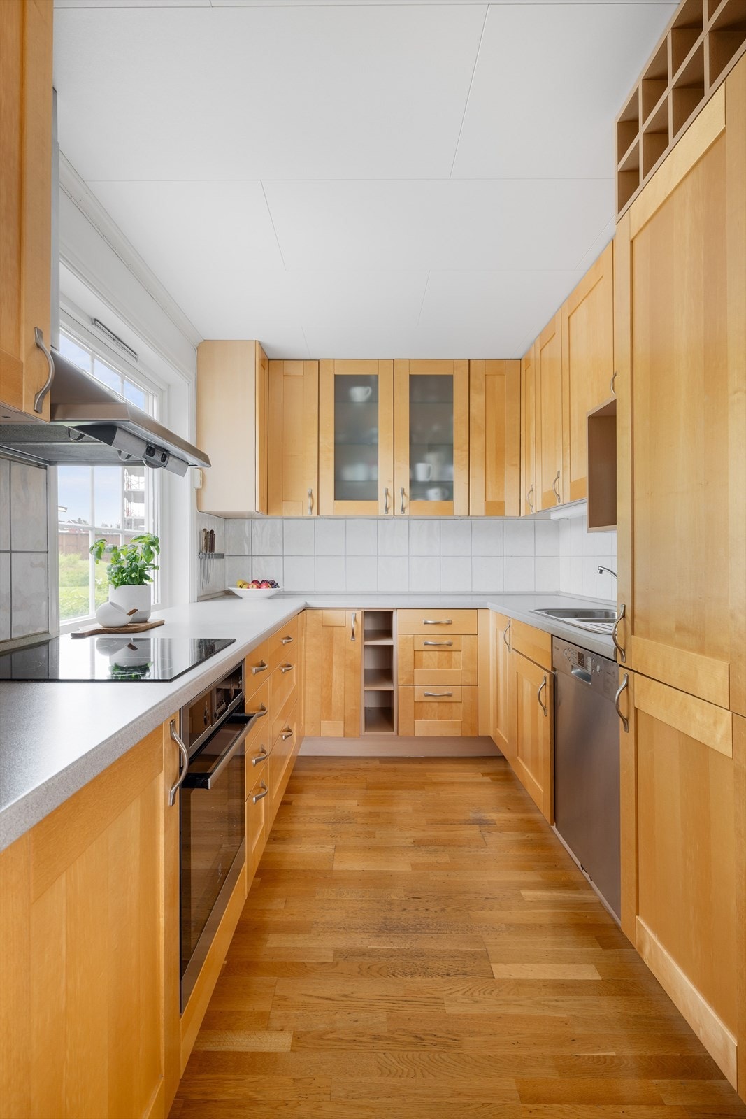 Pen kjøkkeninnredning fra 2003 med god skap- og benkeplass. Innredningen har profilerte fronter og laminert benkeplate med nedfelt oppvaskkum. Galleribilde
