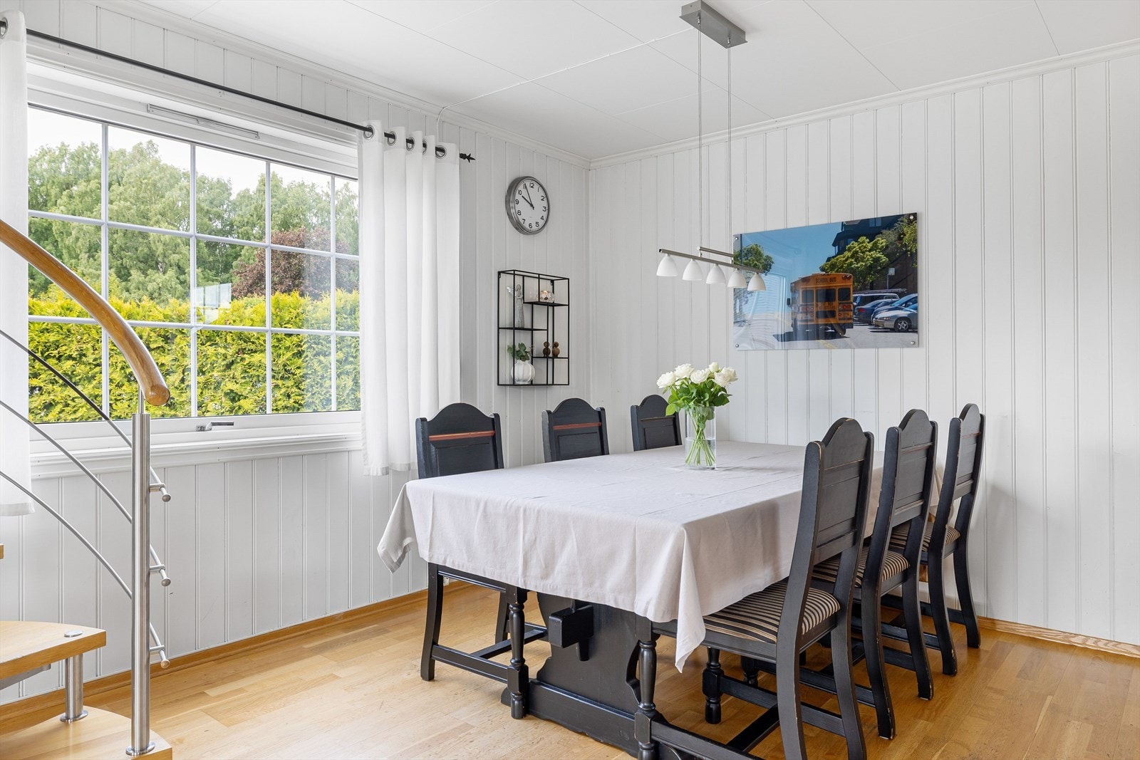 I tilknytning til kjøkkenet er det plass til et stort spisebord som blir et naturlig samlingspunkt. Galleribilde