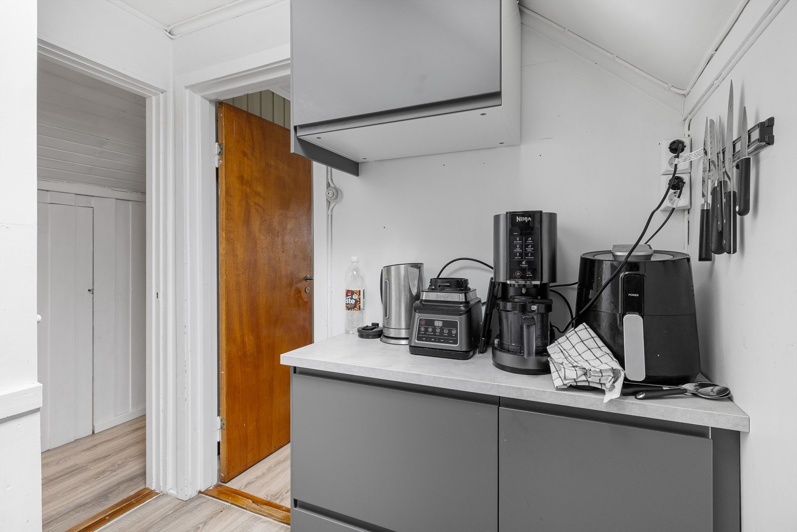 Hybelleiligheten er per salgsoppgavedato utleid for kr. 6 750,- + strøm. Med mindre annet avtales, overtas salgsobjektet med de leieforhold som fortsatt er gjeldende per overtakelse. Galleribilde