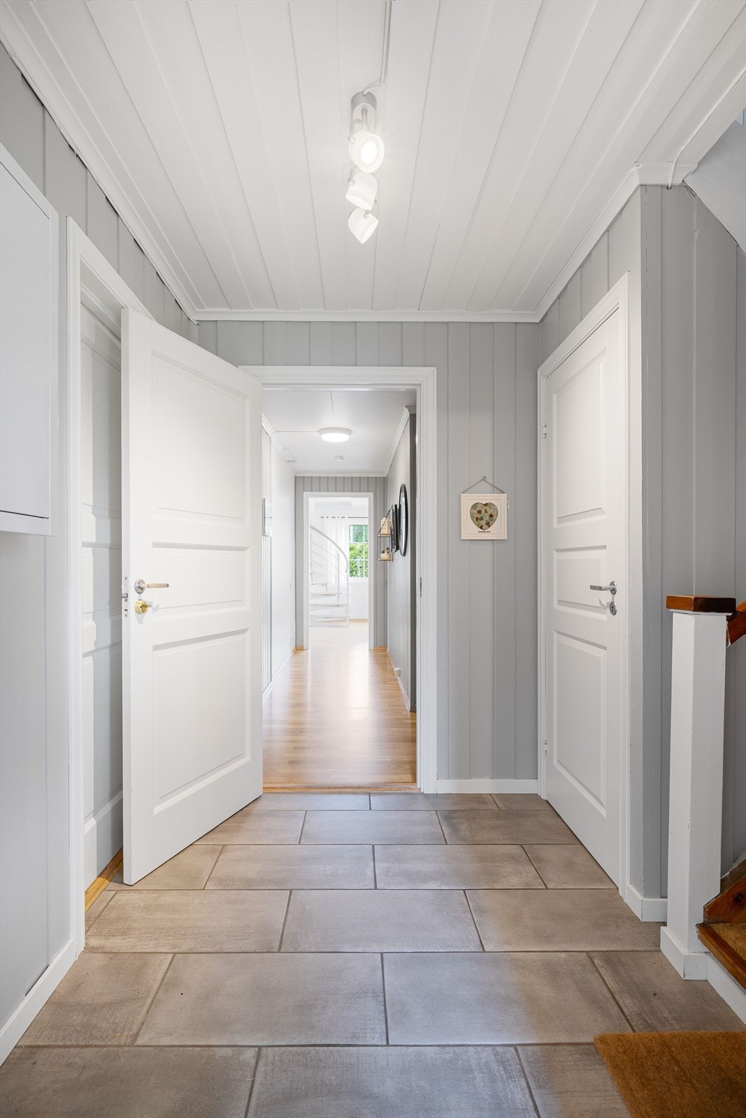 Felles gang/trapperom med adkomst til ett soverom, kjelleren og trapp opp til 2. etasje. Galleribilde