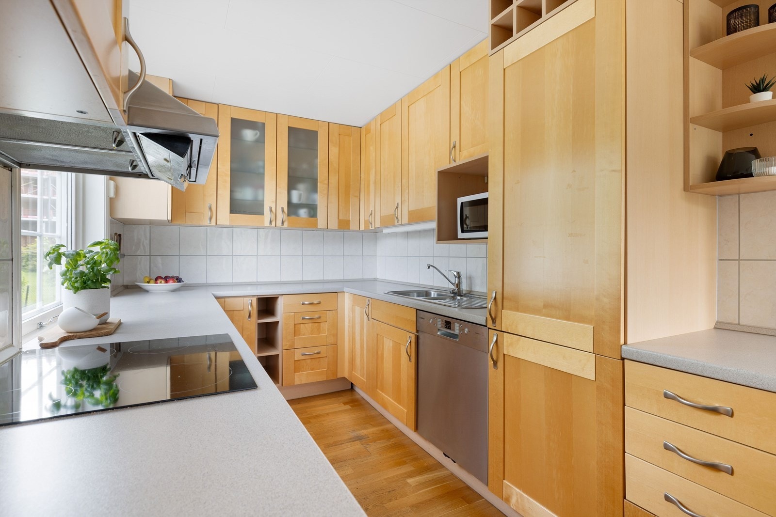 Plass til frittstående oppvaskmaskin og mikrobølgeovn. Praktisk med lyse fliser i benkeryggen og gode arbeidsflater! Galleribilde