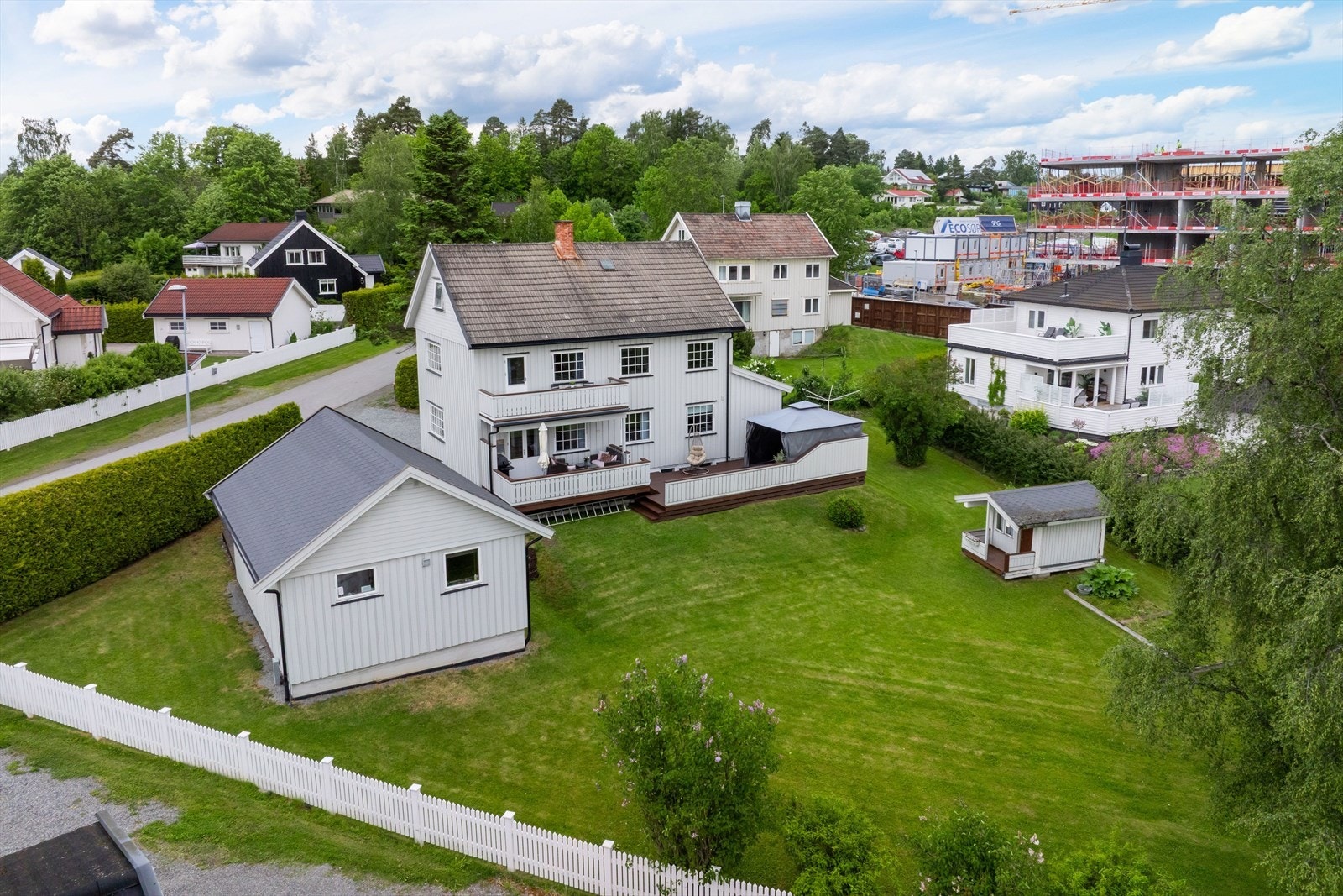En stor og fin eiendom på ca. 1 266,7m² som er bebygd med en innholdsrik enebolig med godkjent hybelleilighet. Galleribilde