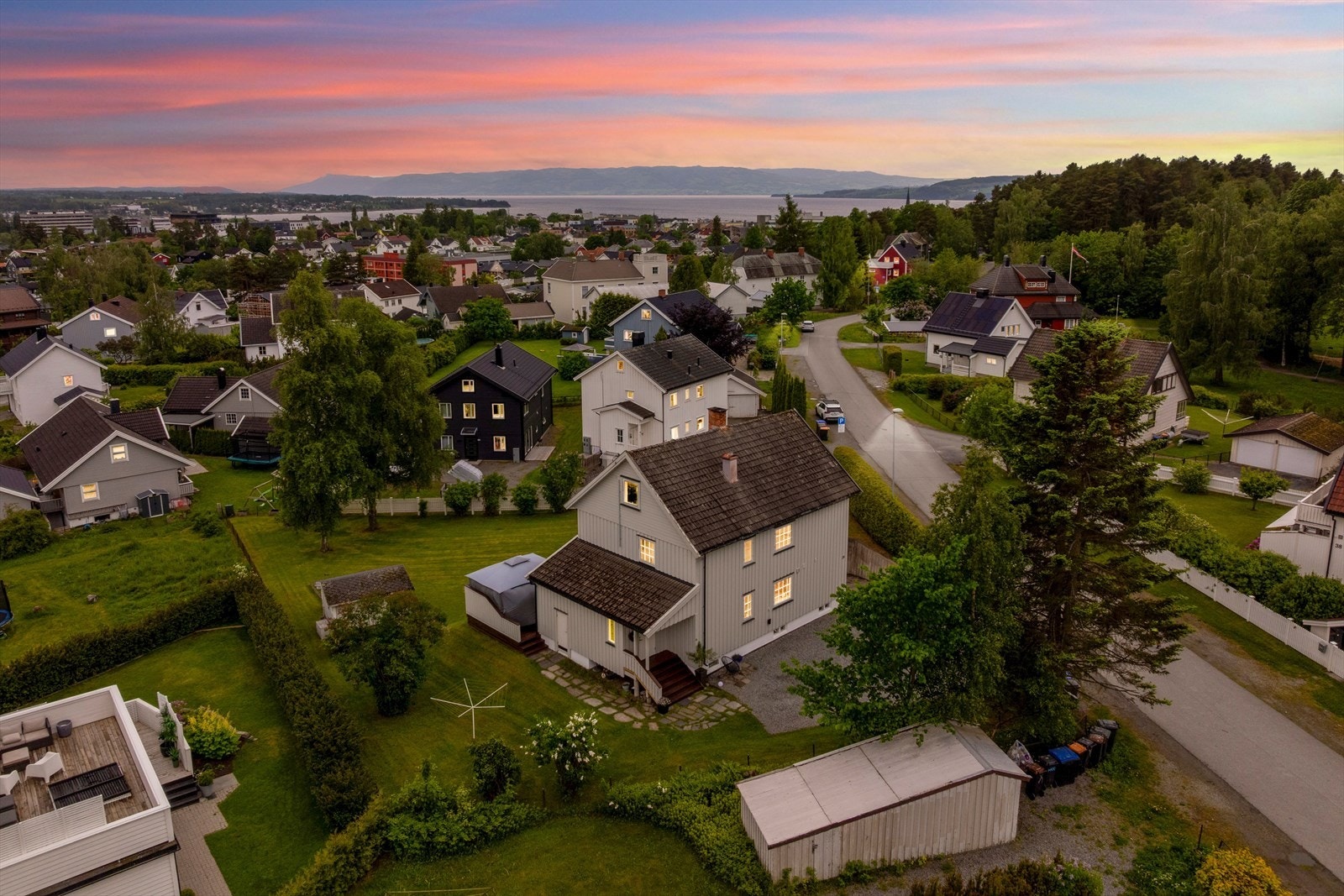 Området er også sentralt med kun ca. 1 km til Hamar sentrum og alle byfasiliteter. Her bor du med nærhet til alt! Galleribilde