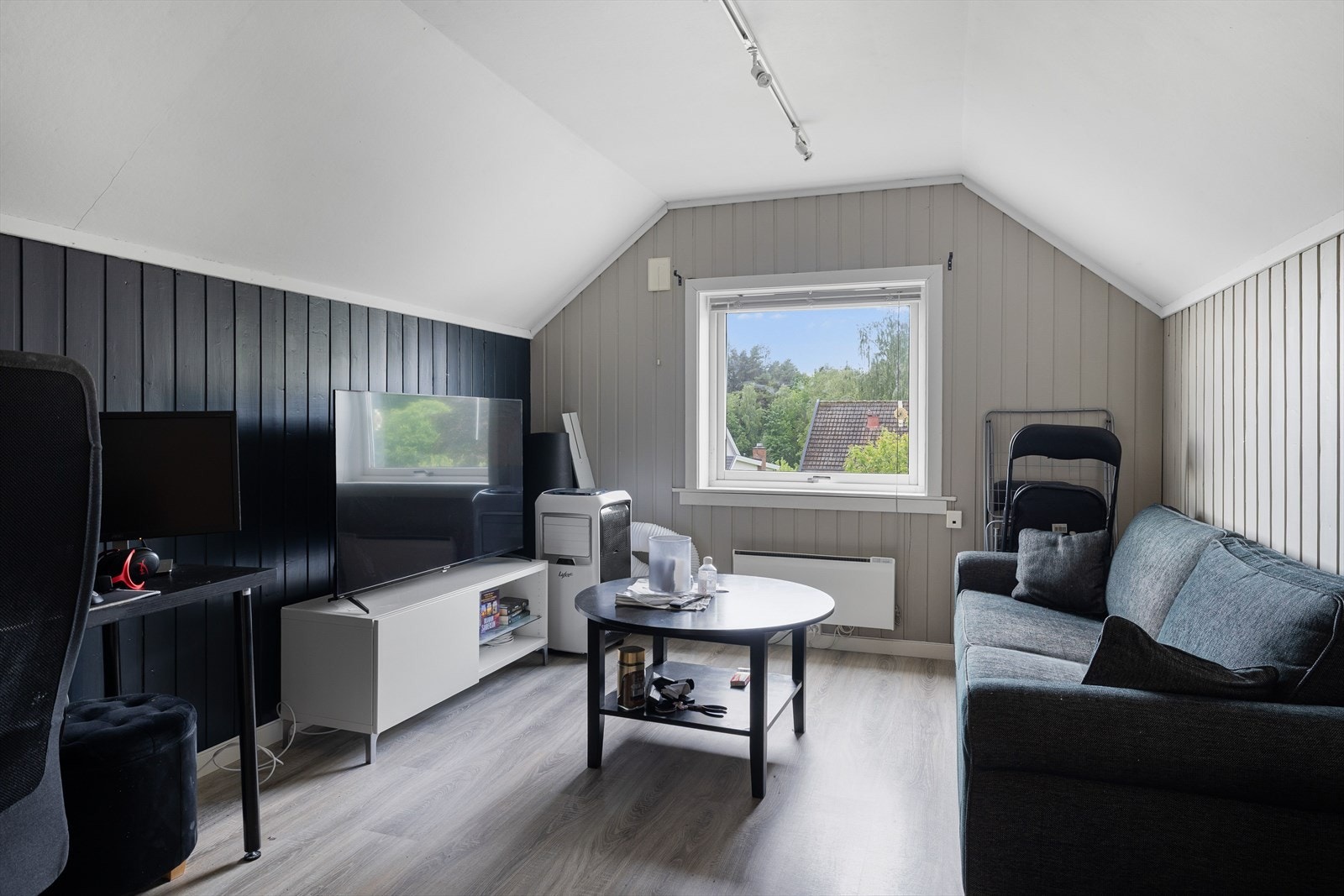 Hybelleiligheten har en koselig stue i loftsetasjen. Galleribilde