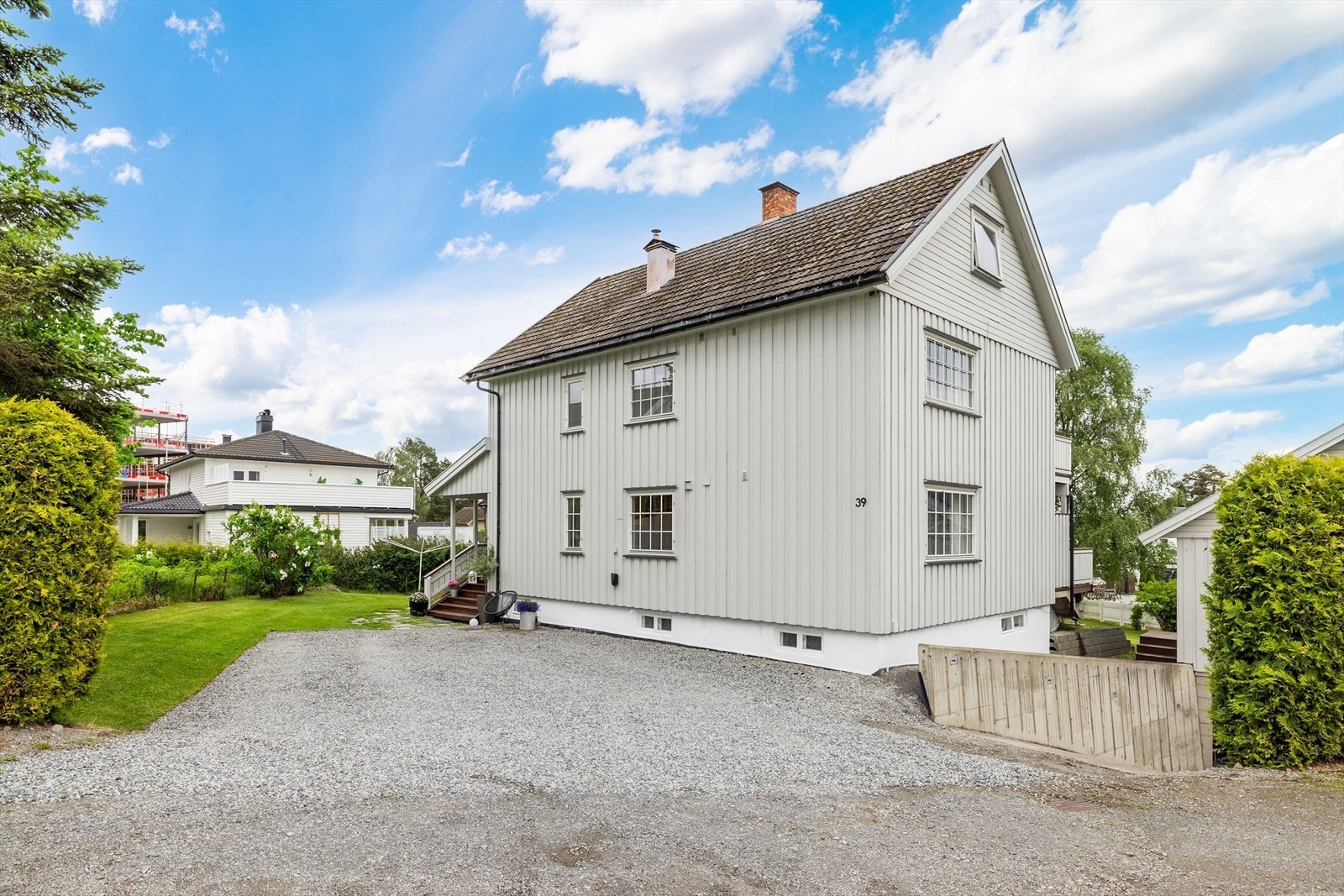 Eiendommen er også bebygd med garasje/kontor fra 2009 som består av dobbeltgarasje i underetasjen, og kontor med kjøkken og bad i 1. etasje. Galleribilde