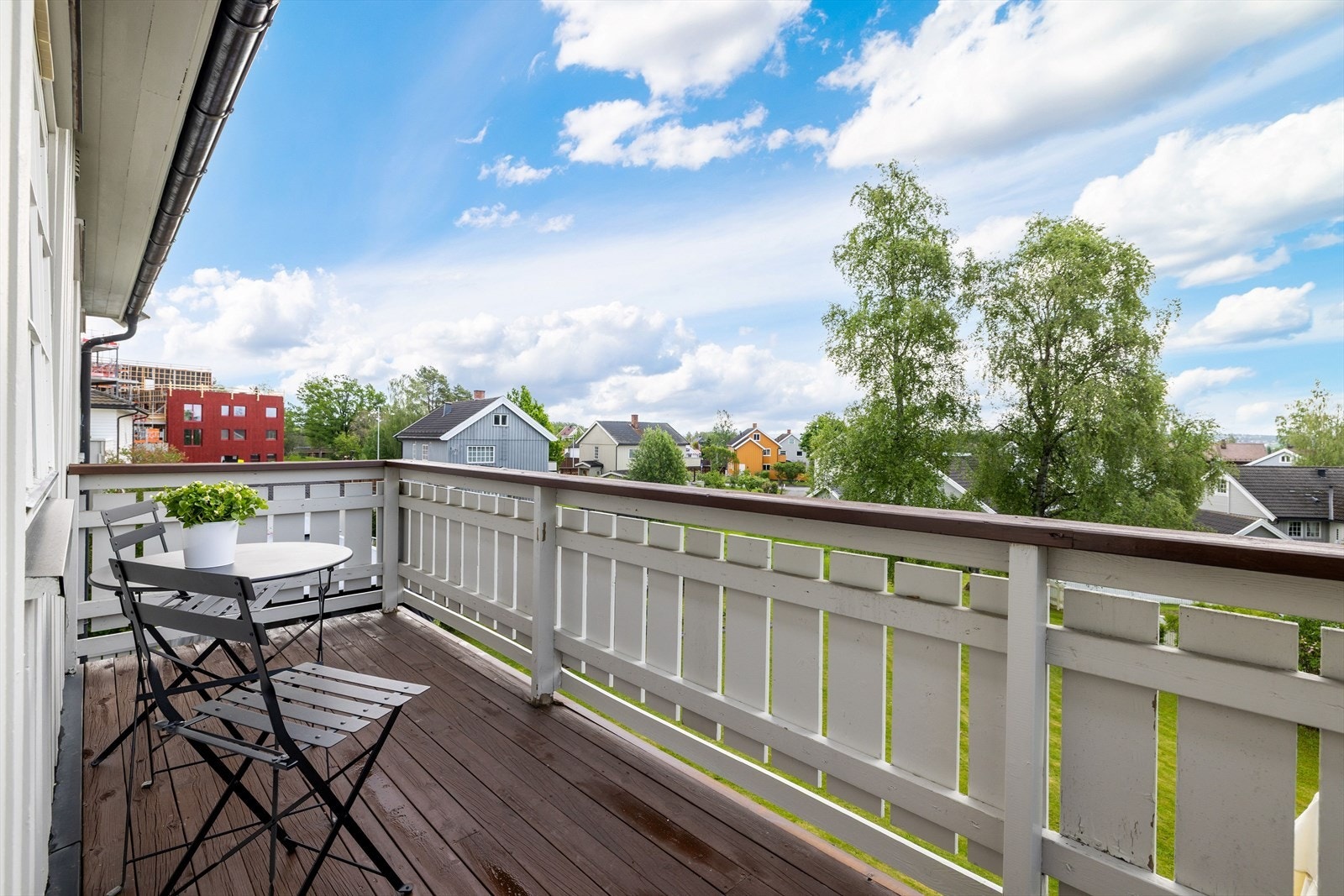 Fra hovedsoverommet er det utgang til en solrik balkong på 7m². Her sitter du høyt, fritt og solrikt med hyggelig utsyn over hagen. Galleribilde