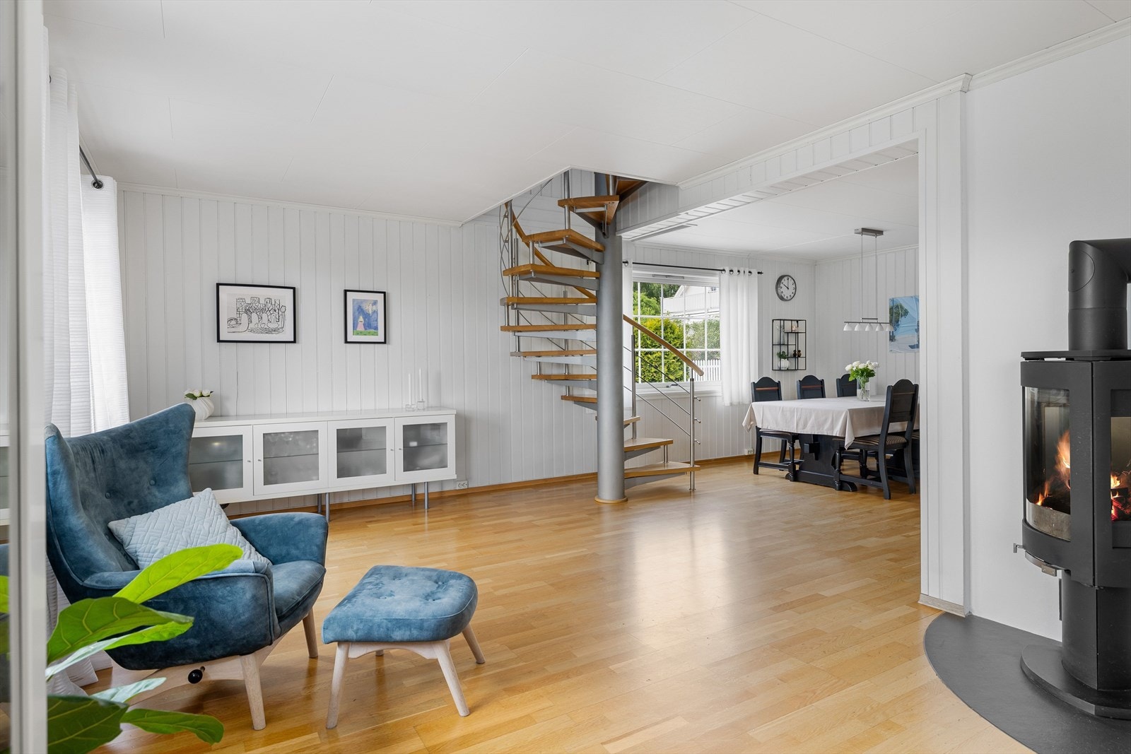 Stuen er av generøs størrelse - her er det god plass til flere soner med ulike sittegrupper! Galleribilde