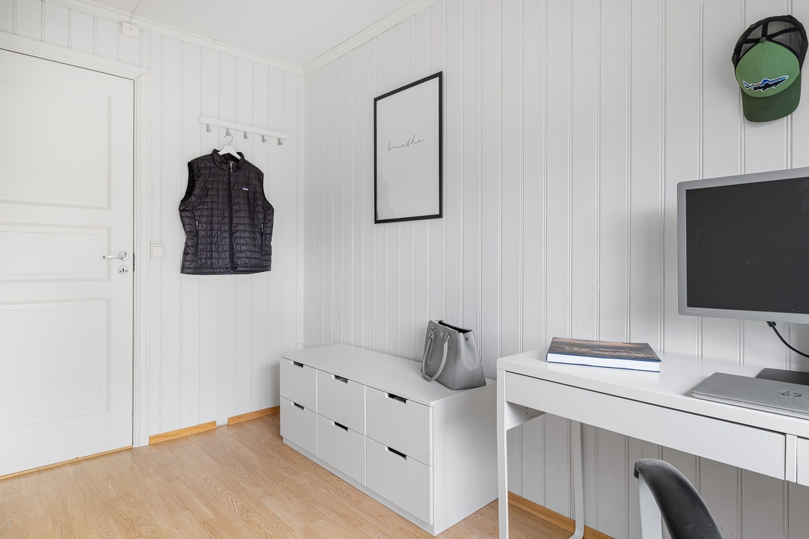 På soverommet er det plass til seng, kontorpult og kommoder - alt etter eget ønske og behov. Galleribilde