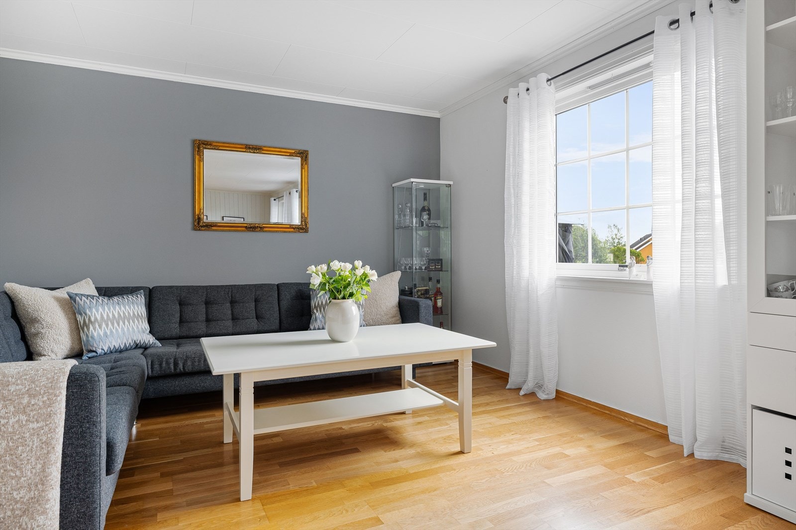 Det er god plass til stor sofagruppe med salongbord. Om ønskelig kan du også enkelt tilbakeføre denne delen til et soverom igjen ved å sette opp en lettvegg med dør. Galleribilde
