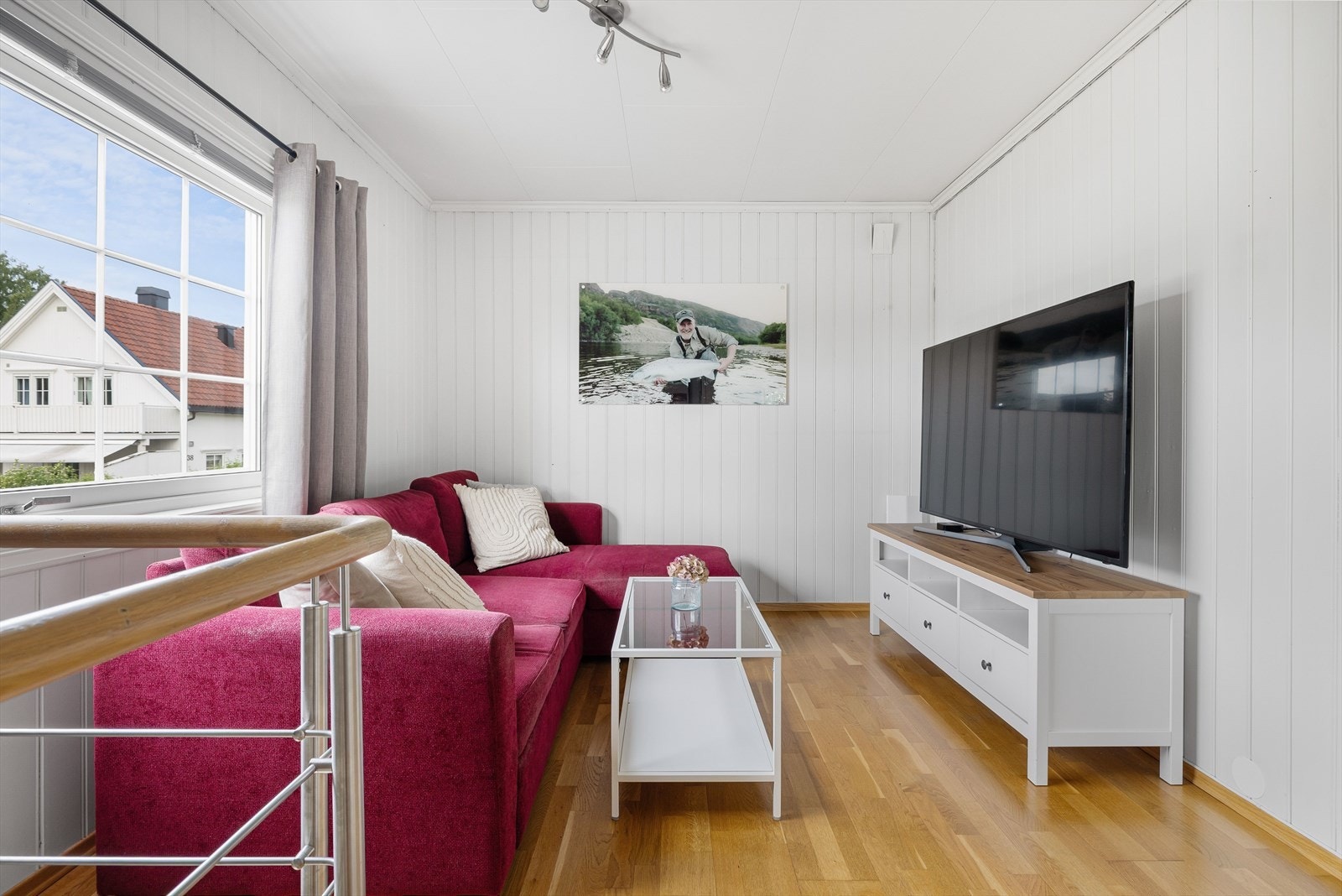 Stuen har et stort vindu mot sydvest som slipper inn rikelig med naturlig lys. Galleribilde