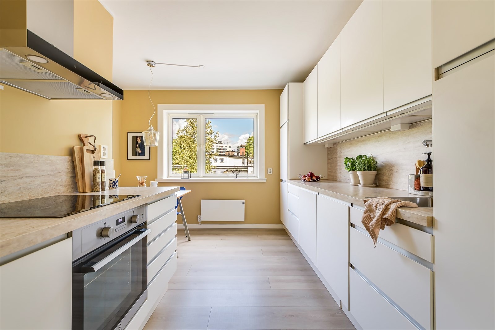 Leiligheten kan friste med en god planløsning, luftige rom og pene overflater i delikate fargevalg Galleribilde