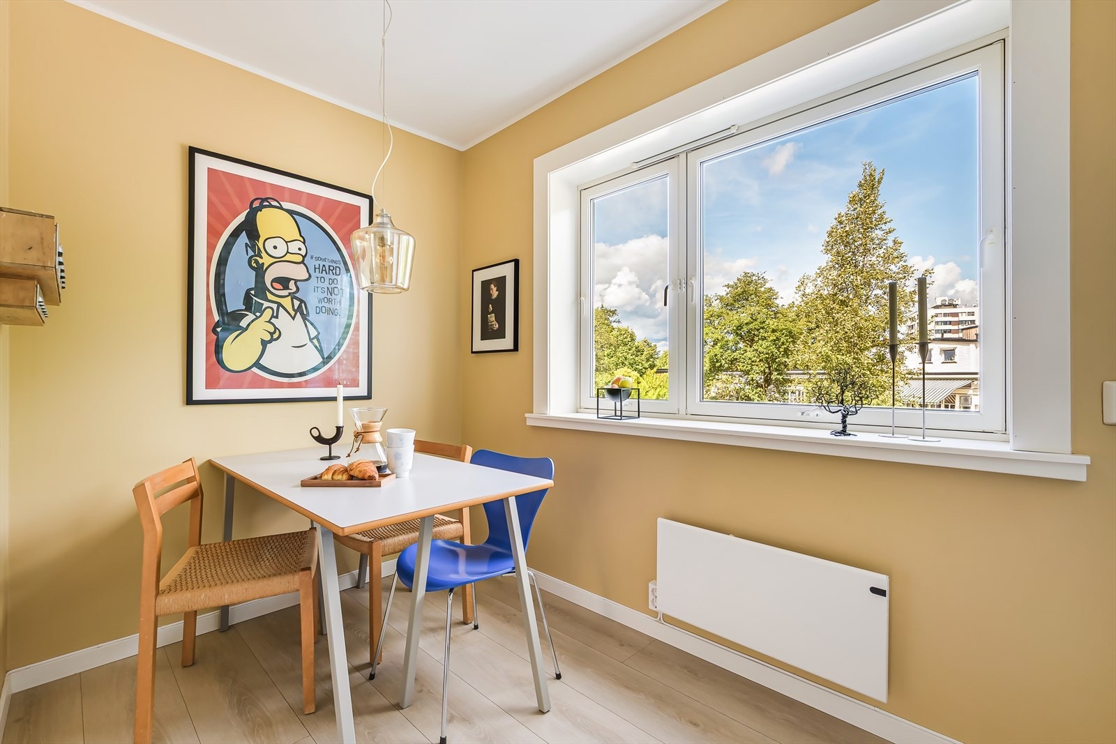 Koselig spiseplass ved vinduet, hvor man kan nyte den flotte utsikten Galleribilde